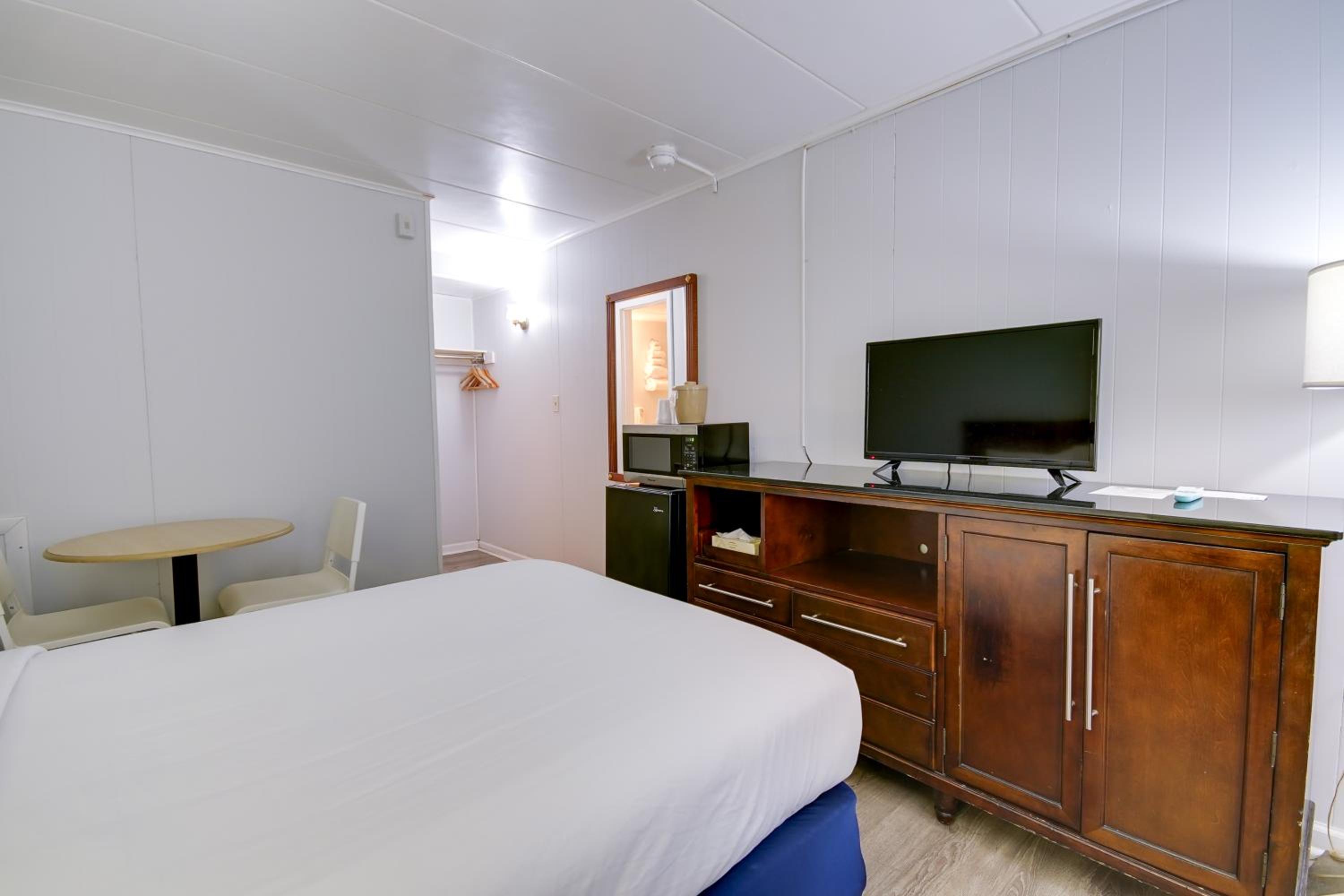 King Room with One King Bed and Balcony with Pool View photo 2