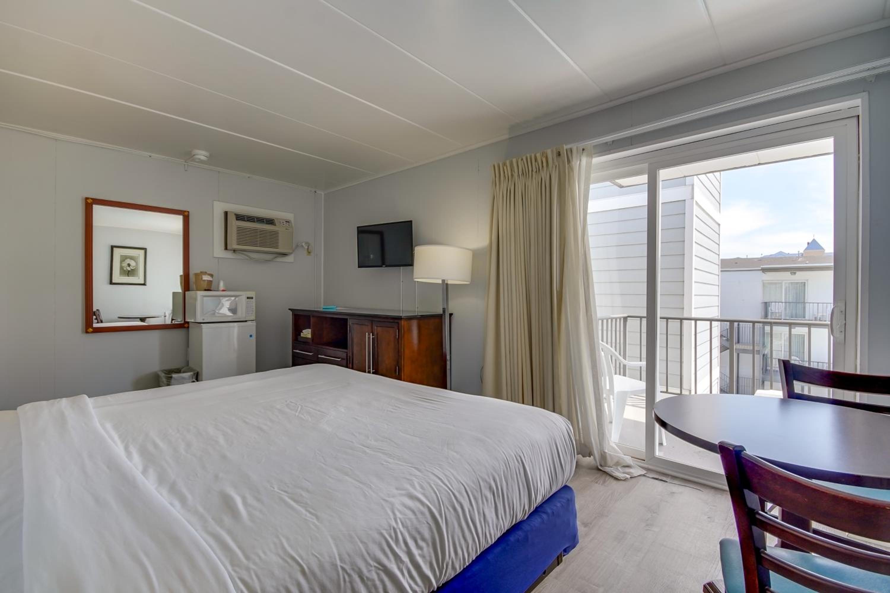 King Room with One King Bed and Balcony with Pool View photo 3