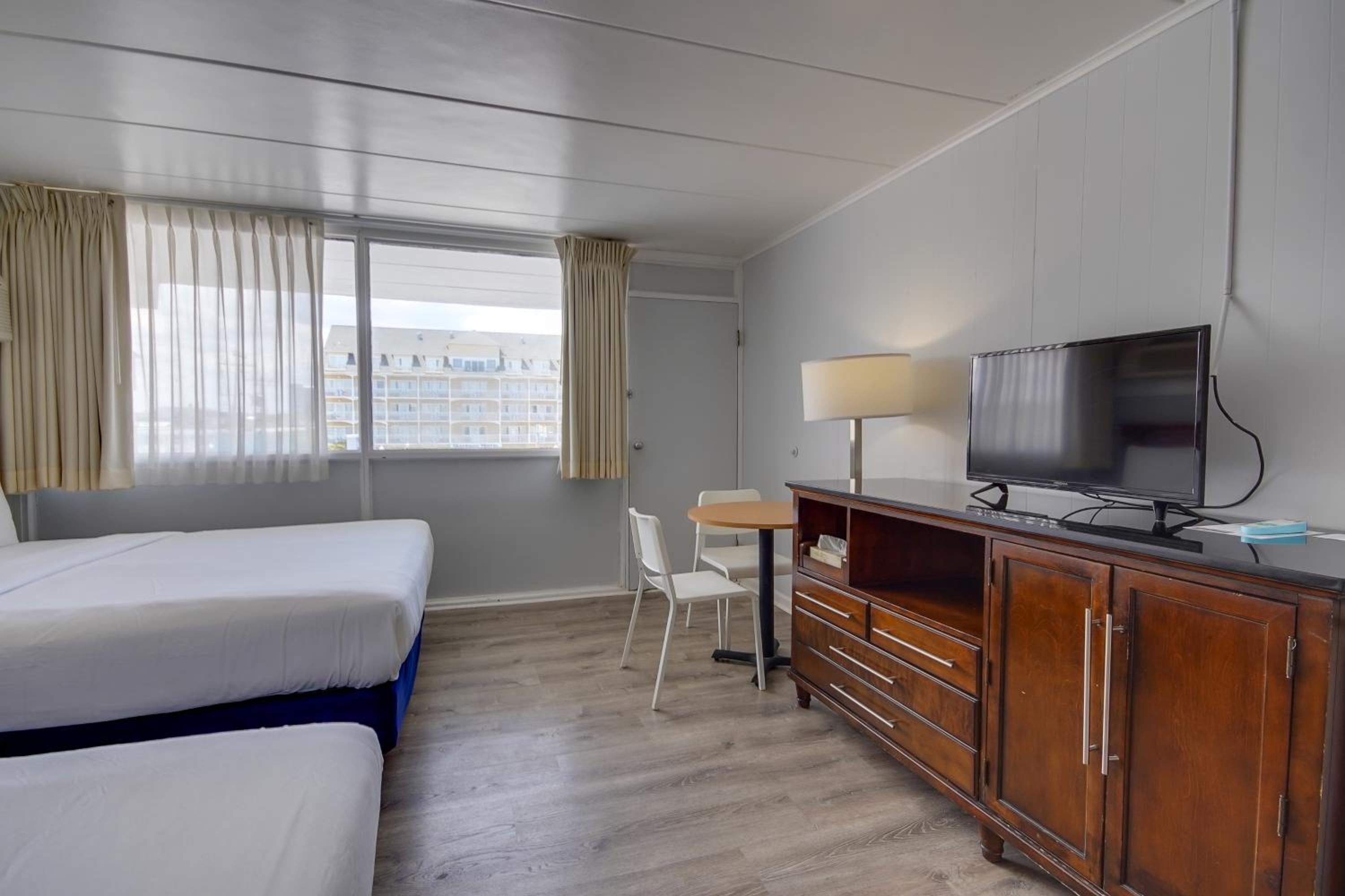 Double Room with Two King Beds with Balcony - Street View photo 3