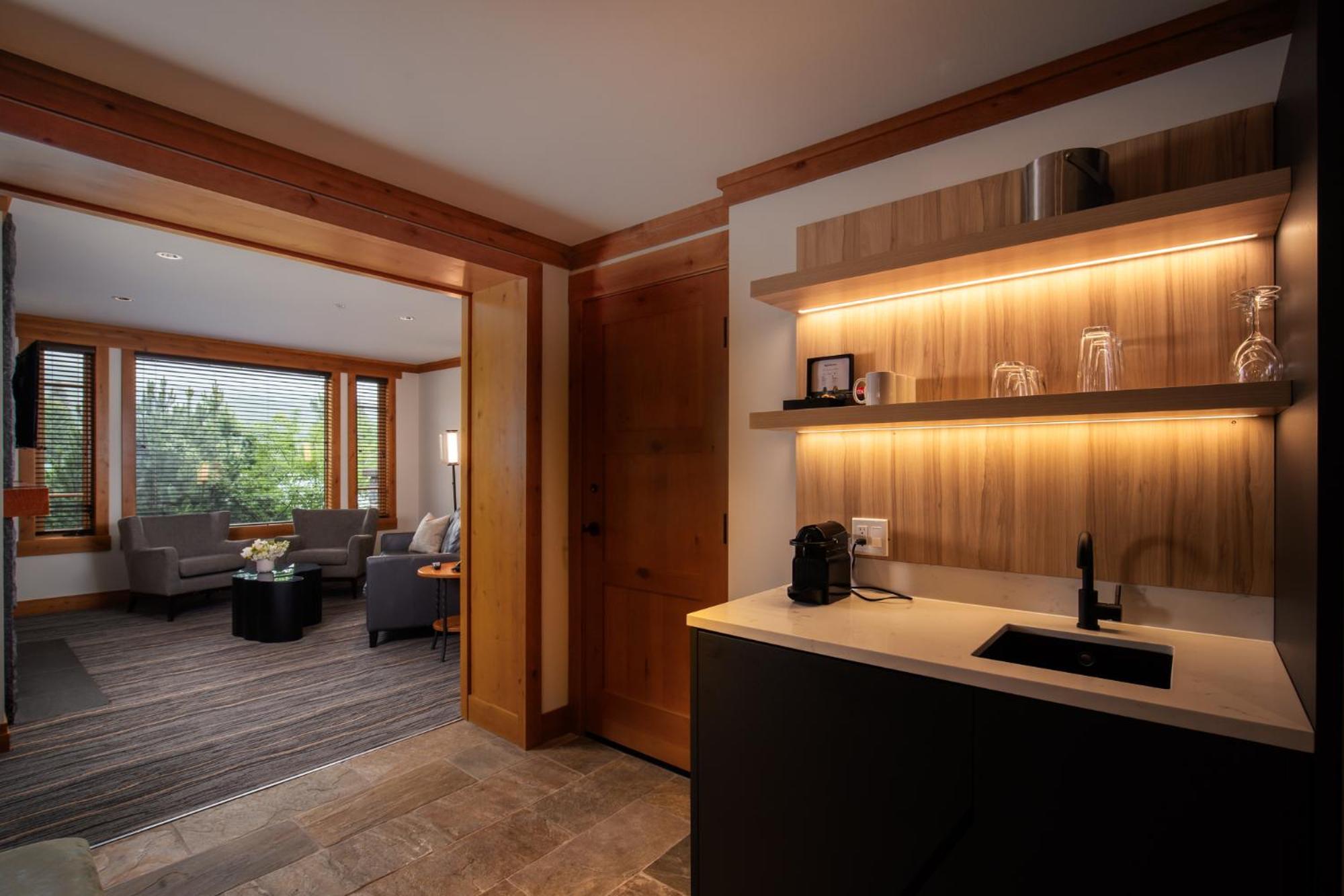 One-Bedroom Suite - Photo 2