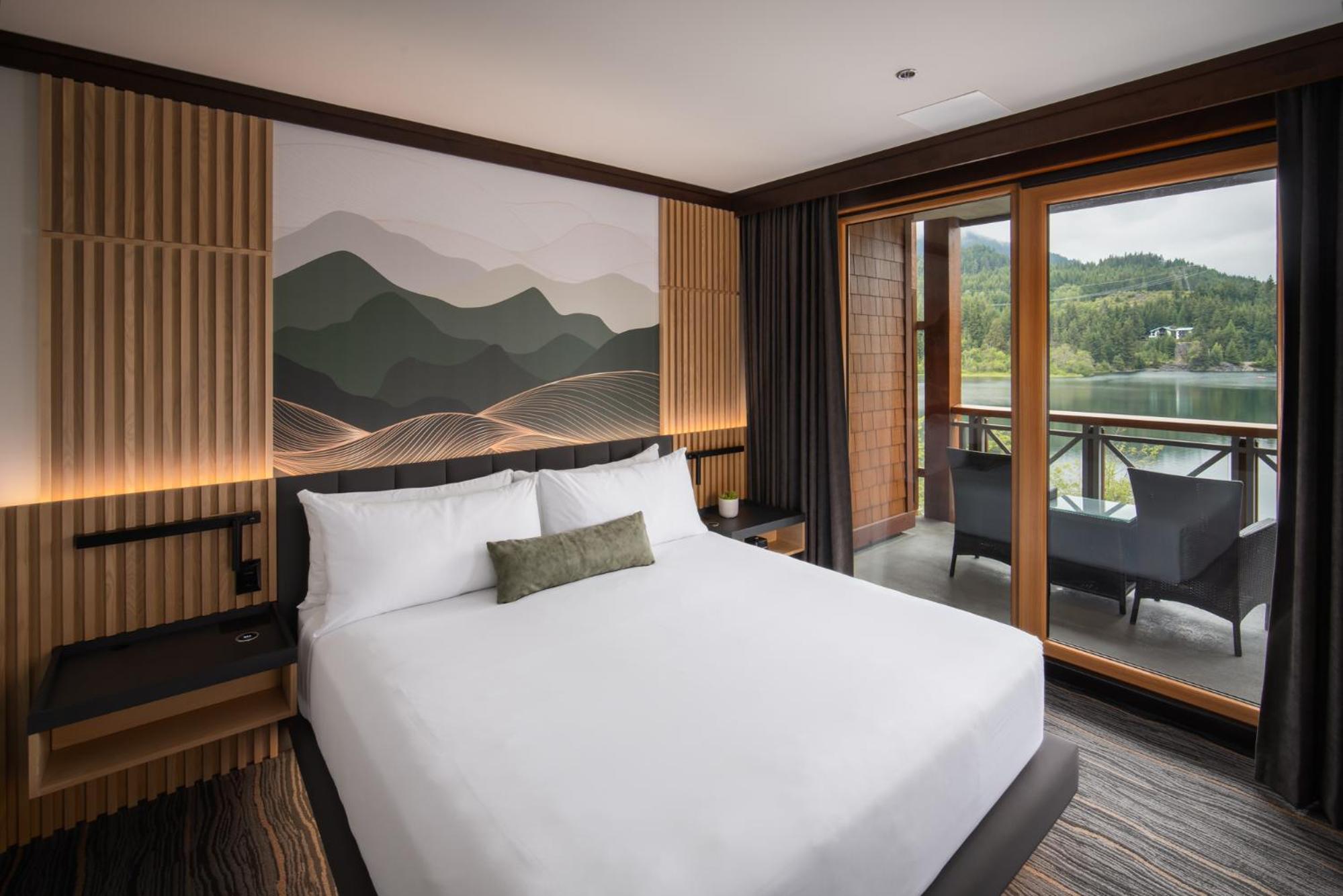 One-Bedroom Suite with Lake View - Photo 5