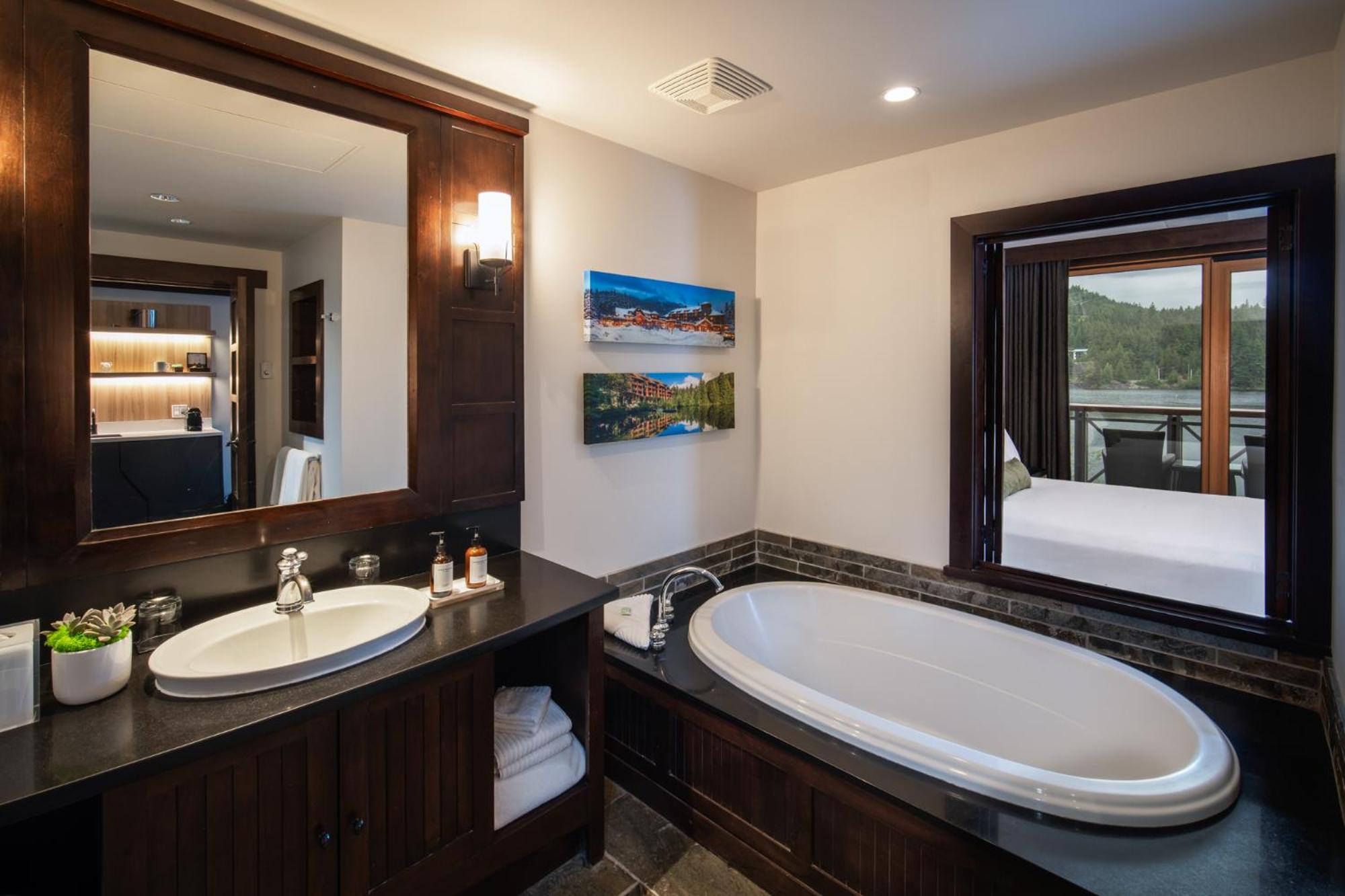 One-Bedroom Suite with Lake View - Photo 4