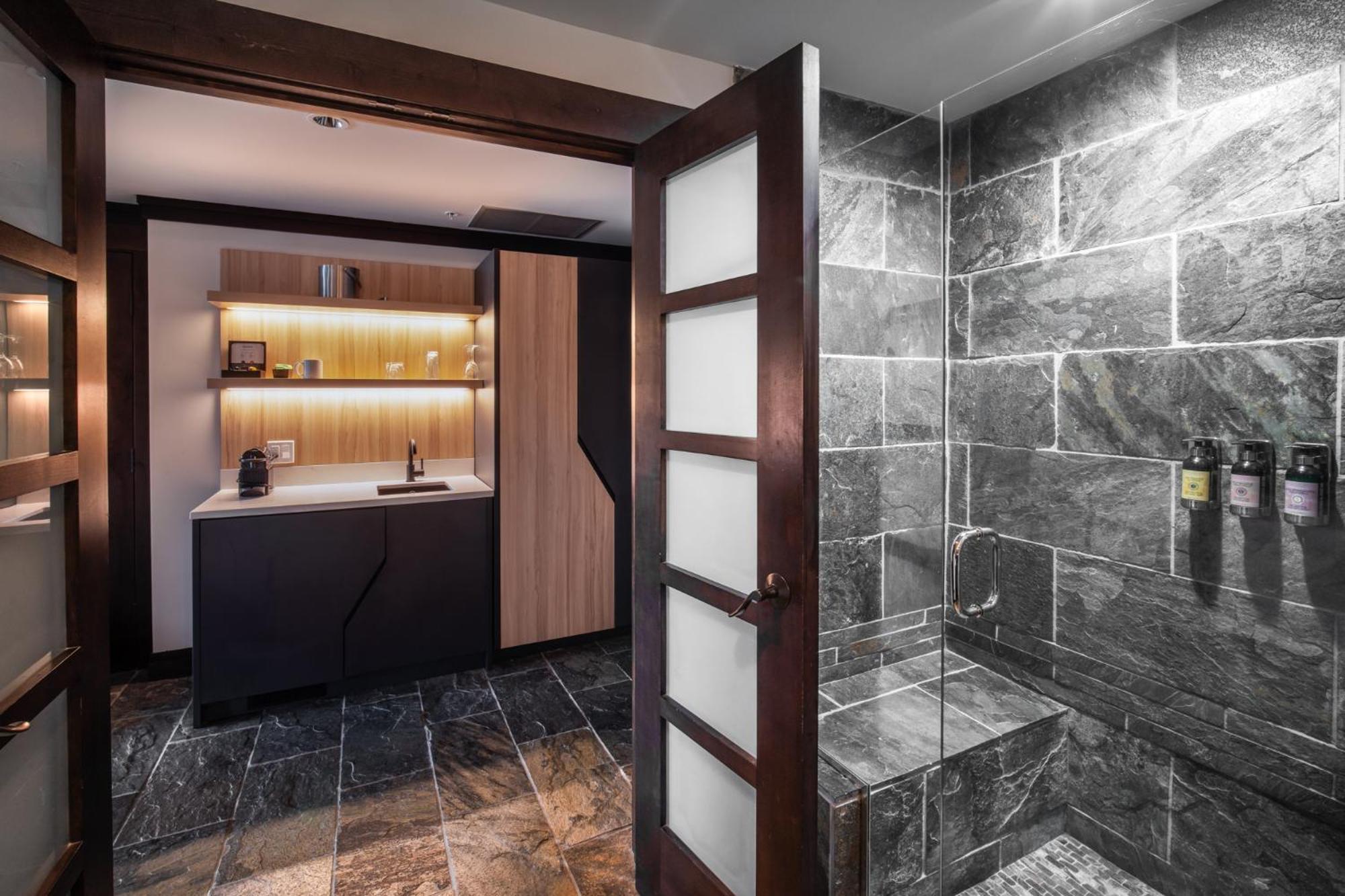 One-Bedroom Suite with Lake View - Photo 2