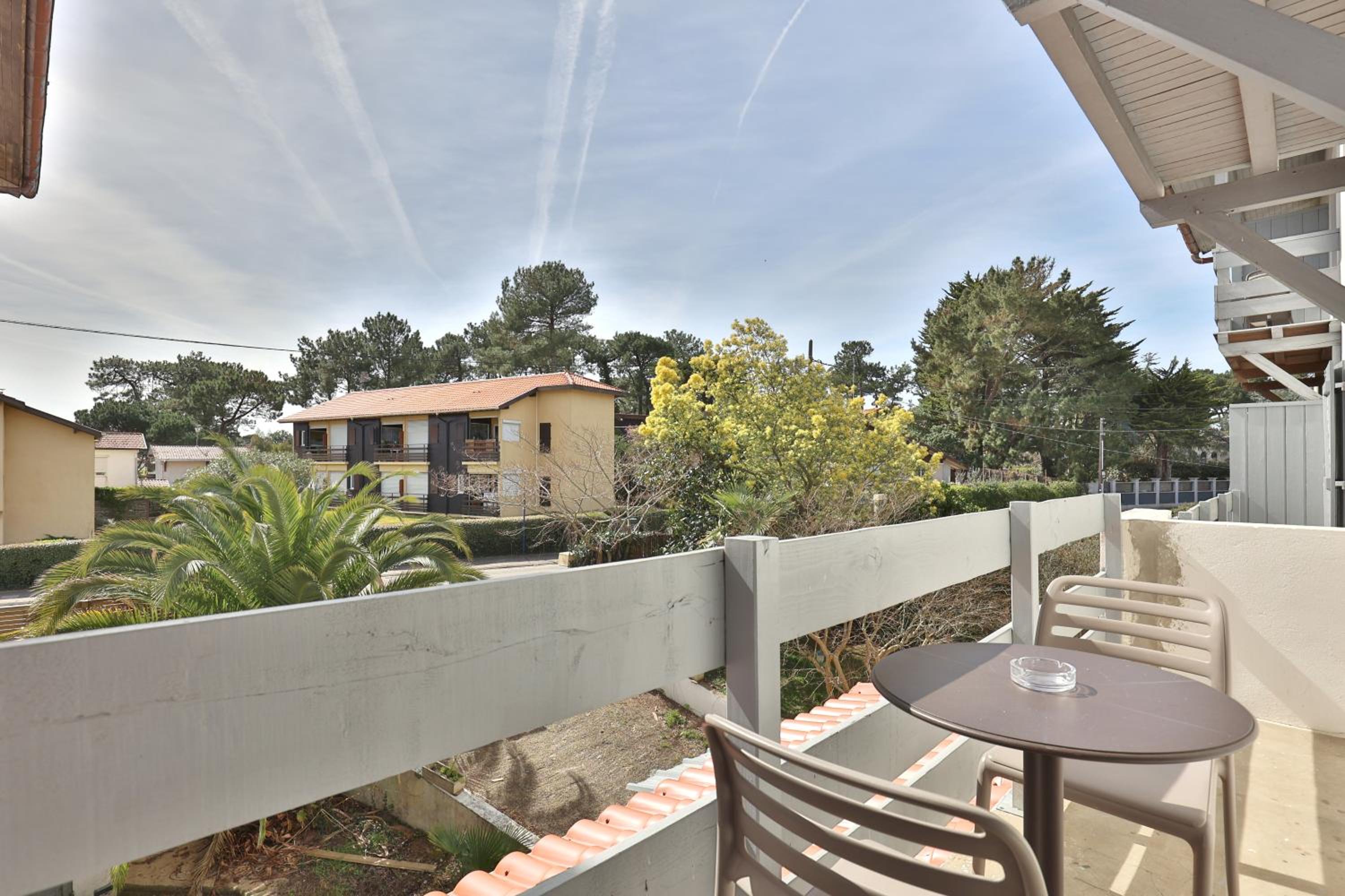 Large Family Room with Balcony and Garden View photo 2