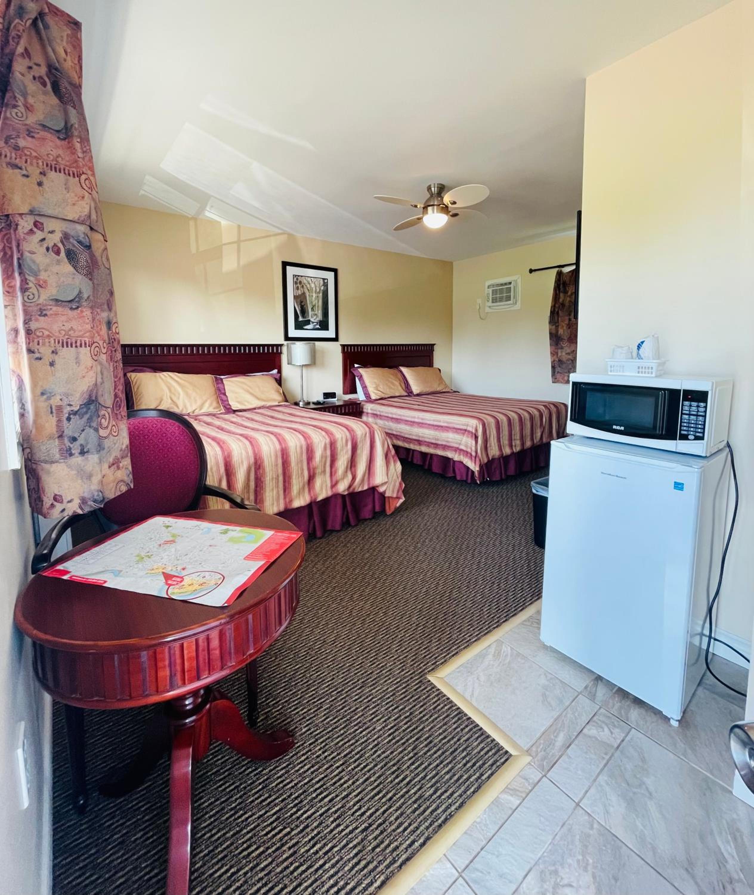 Quadruple Room with Bathroom - Photo 1