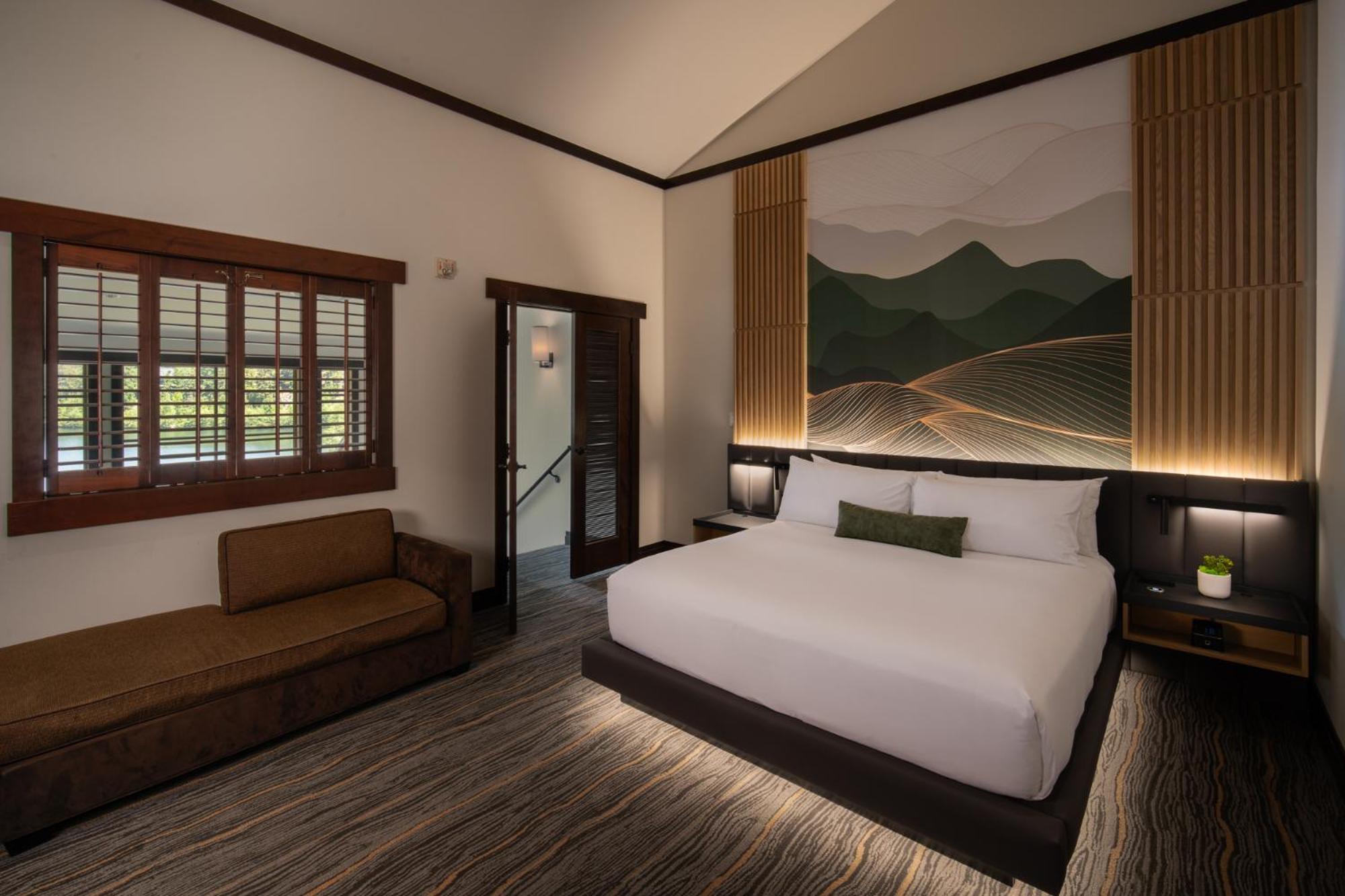 Two-Bedroom Suite with Lake View - Photo 2