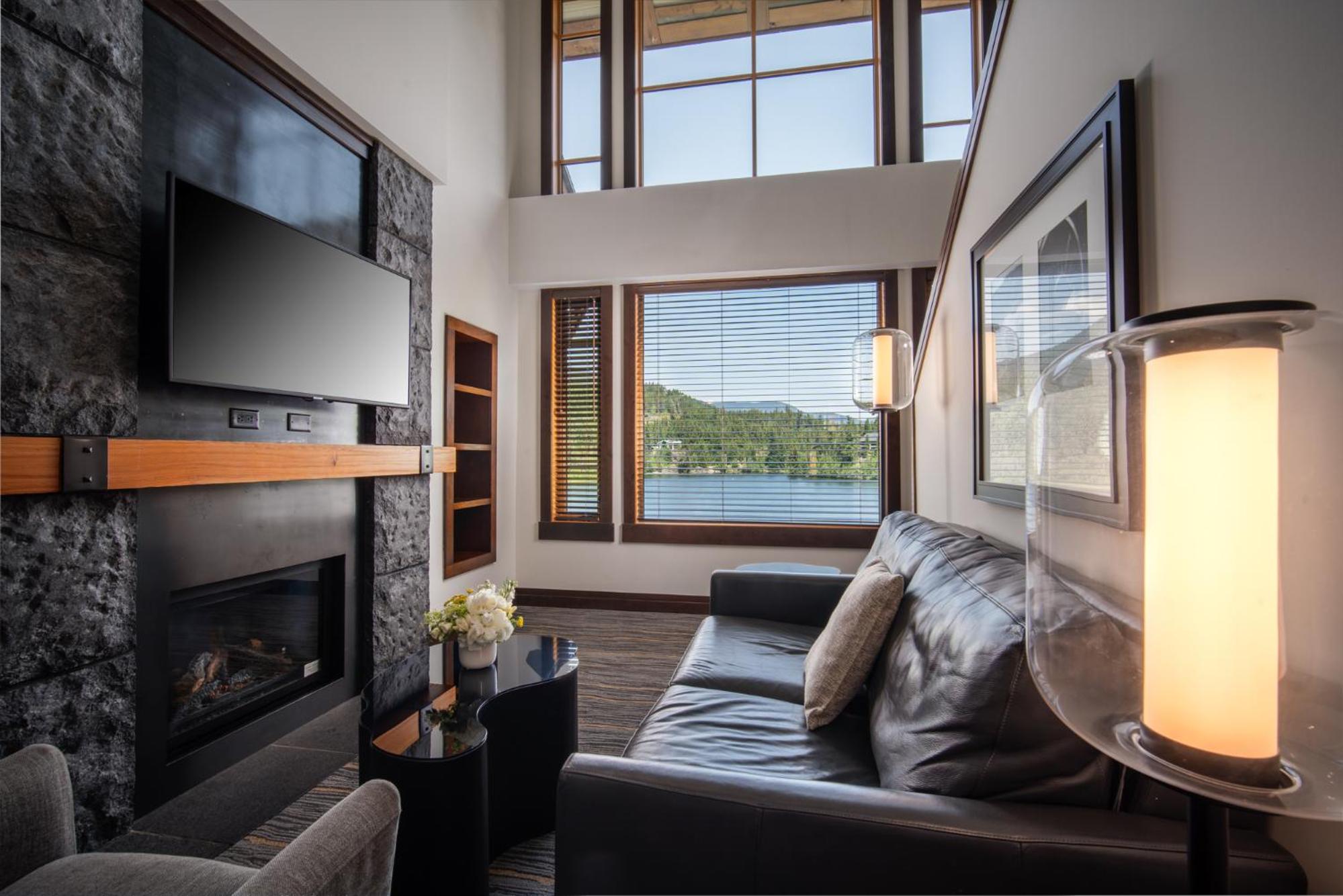 Two-Bedroom Suite with Lake View - Photo 3
