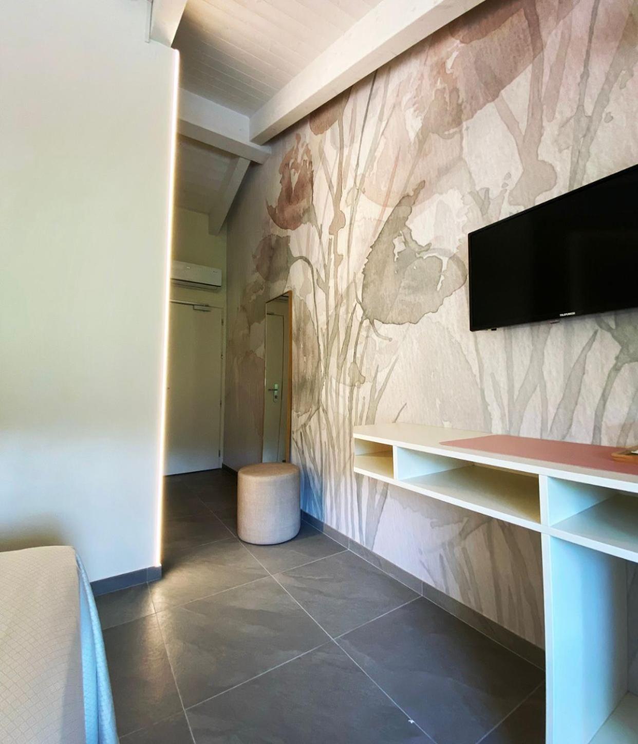 Double or Twin Room with Private Bathroom photo 3