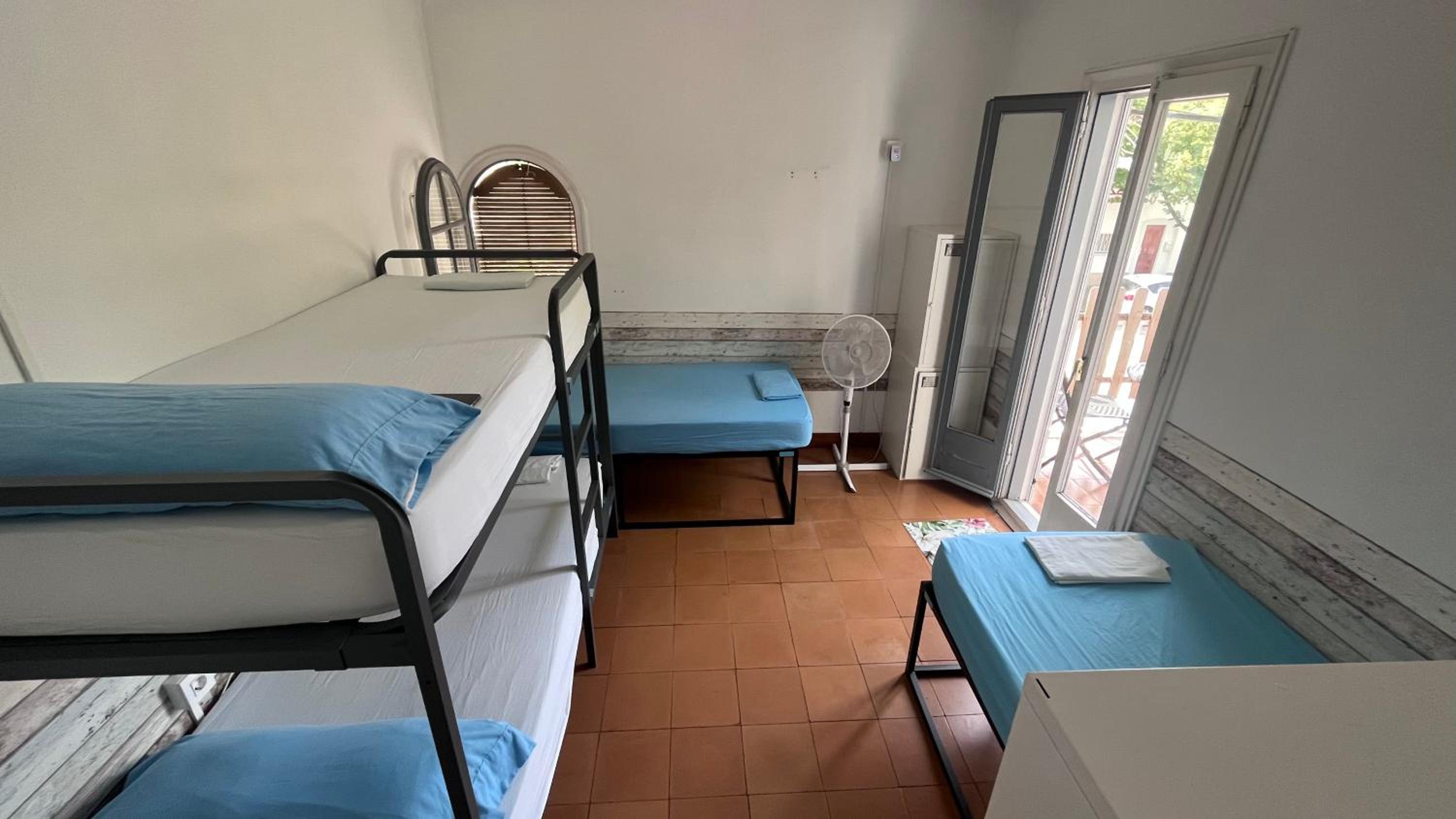 Cama en Habitación Compartida Femenina de 6 Camas