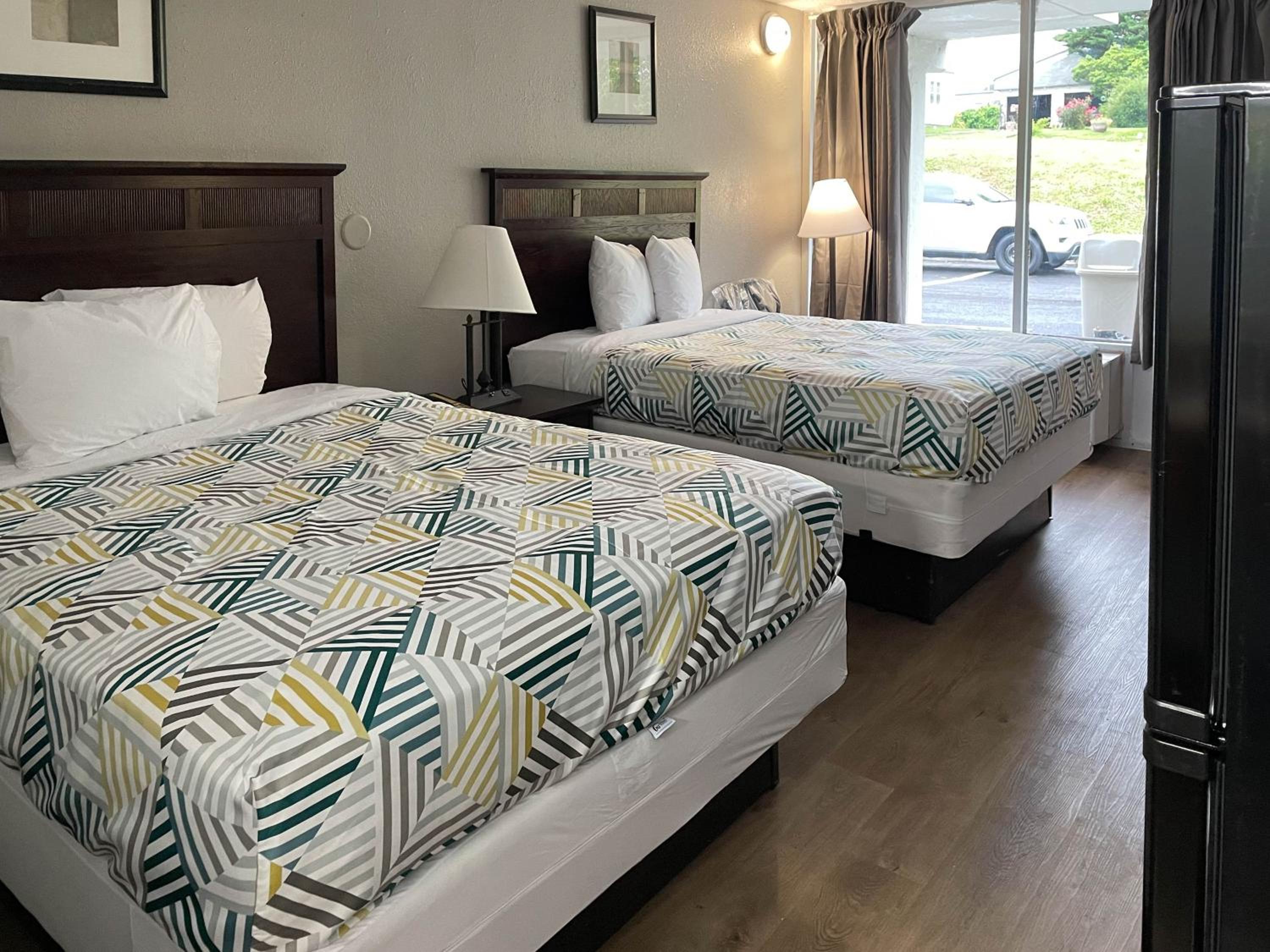 Queen Room with Two Queen Beds - Non-Smoking photo 1