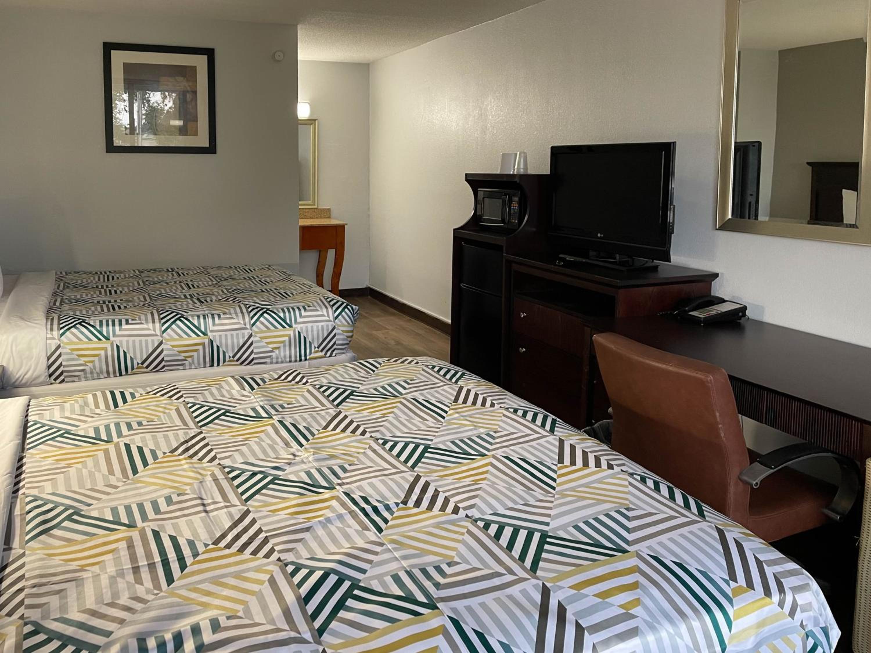 Queen Room with Two Queen Beds - Non-Smoking photo 3