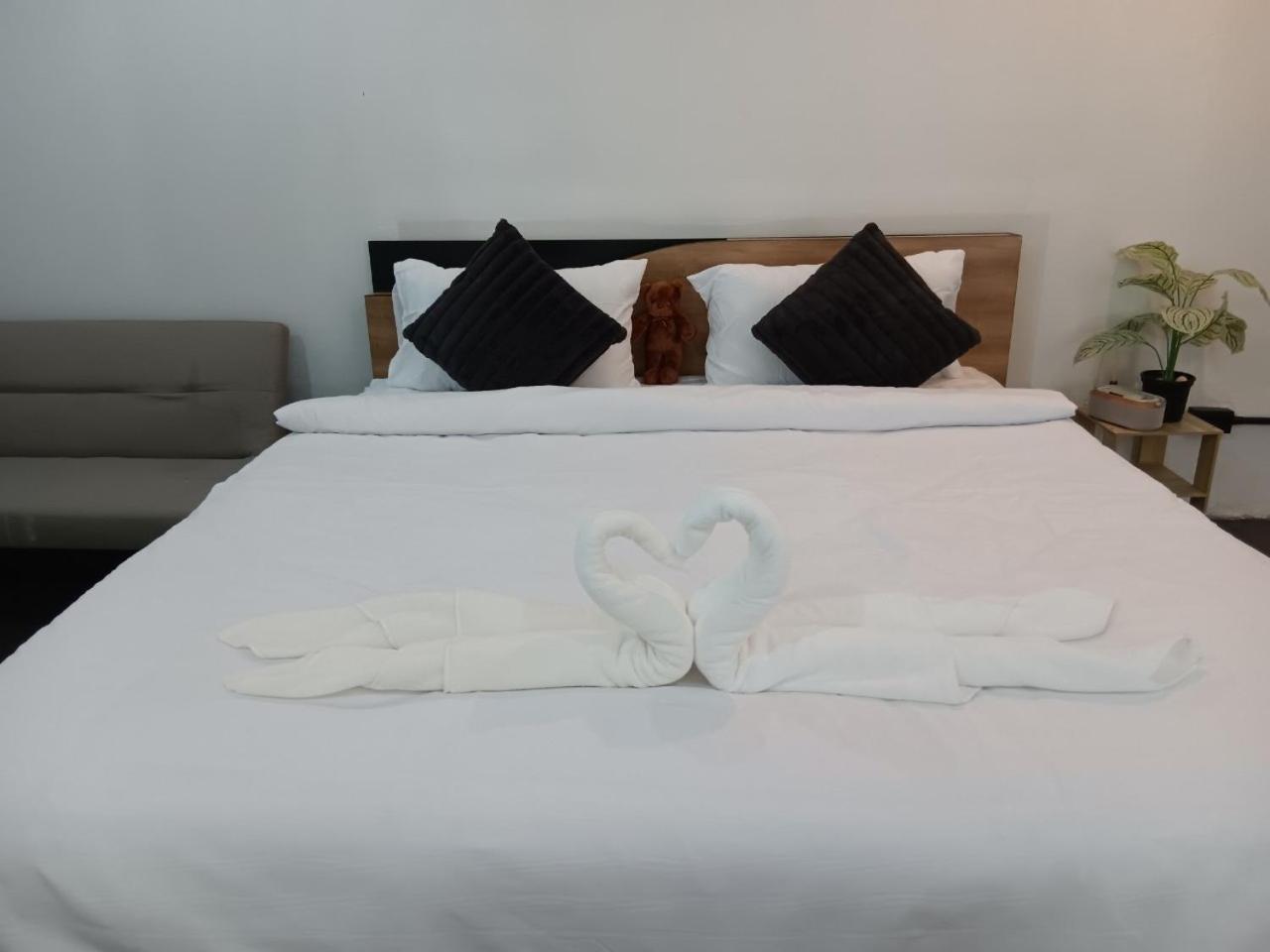Deluxe Double Room (2 Adults + 1 Child) - Photo 1