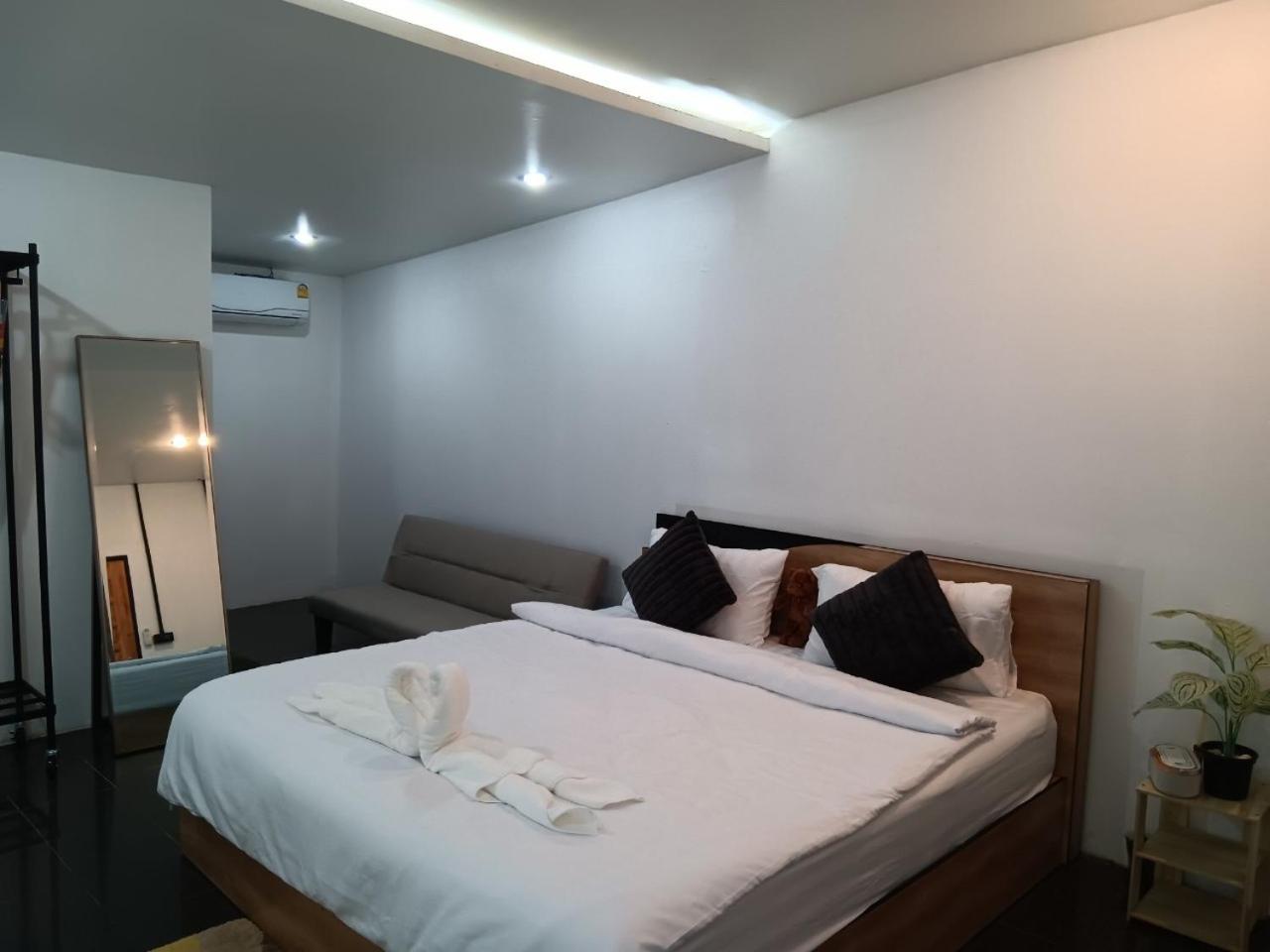Deluxe Double Room (2 Adults + 1 Child) - Photo 2