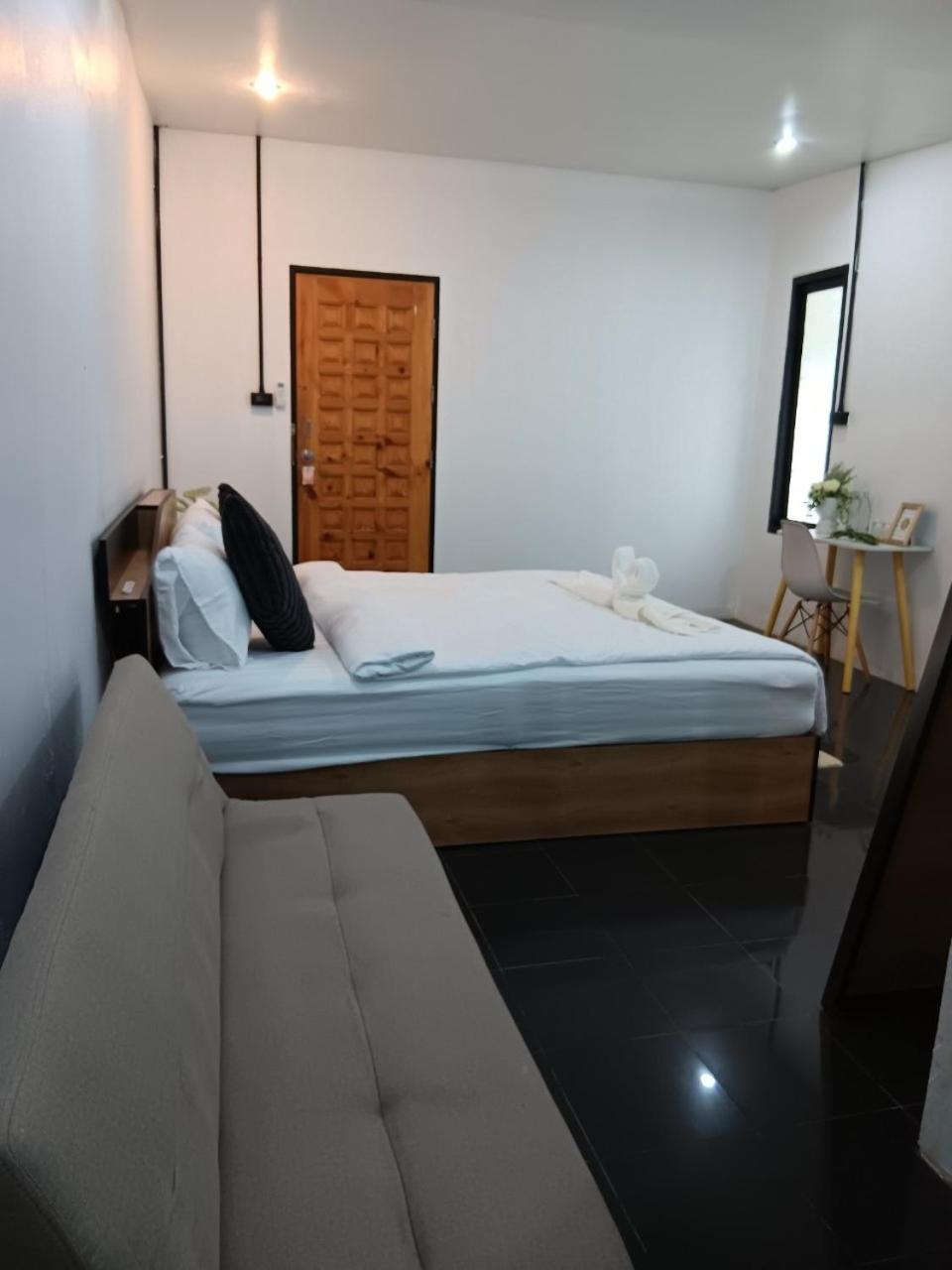 Deluxe Double Room (2 Adults + 1 Child) - Photo 6