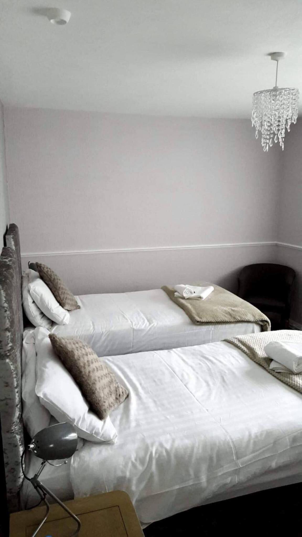 Twin Room with Private Bathroom photo 3