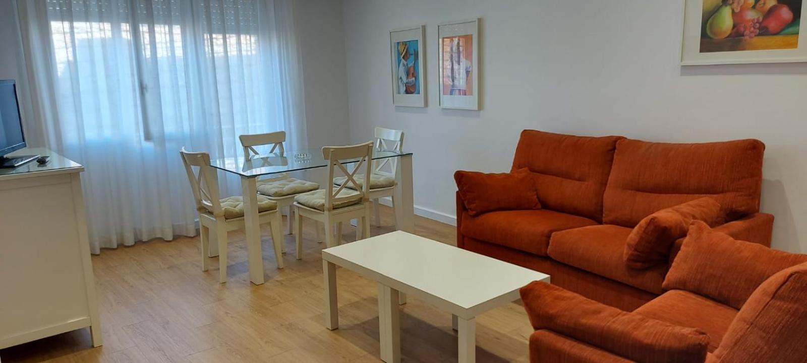 Apartamento de dos dormitorios con jardín en el primer piso sin ascensor.