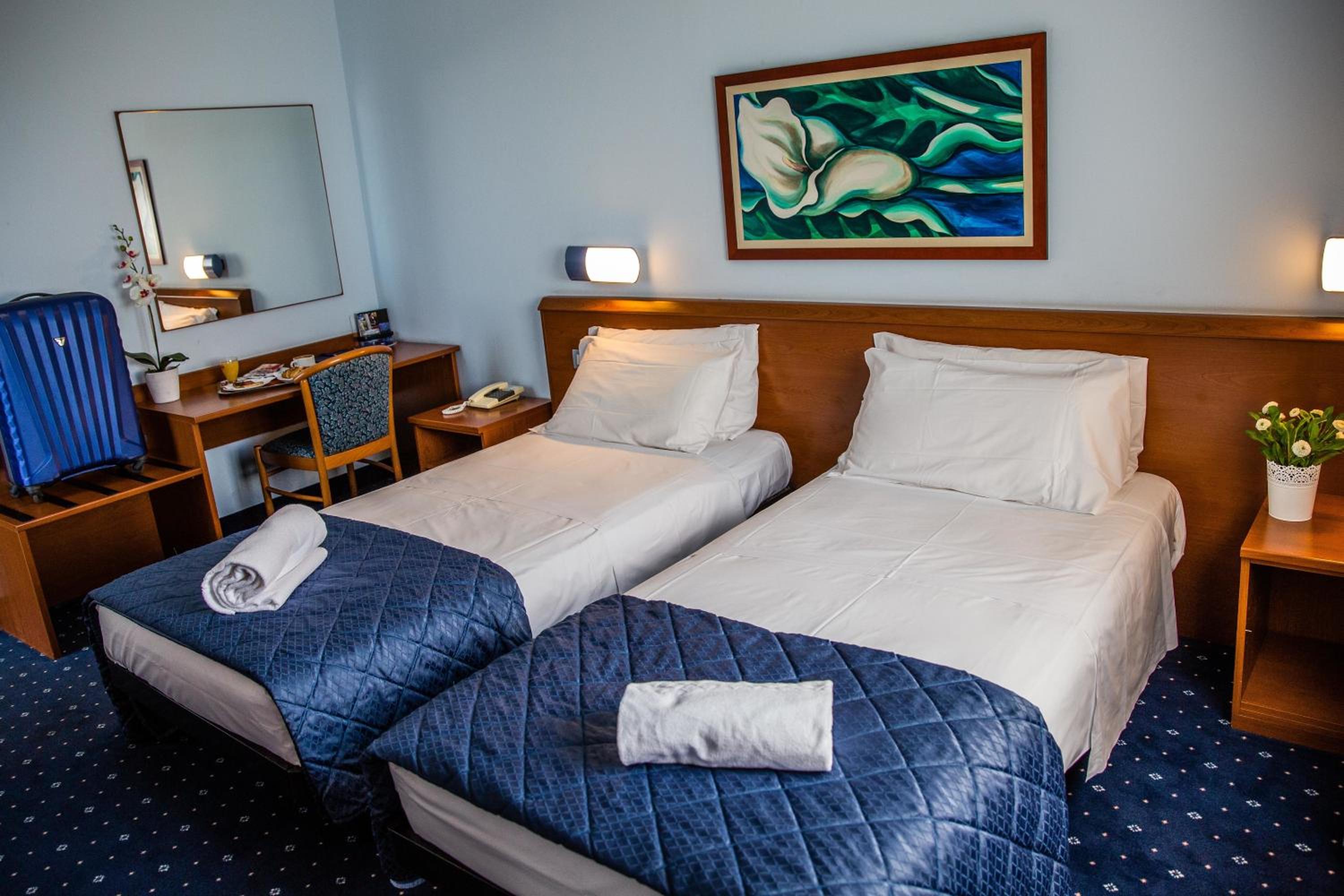 Twin Room - Photo 11