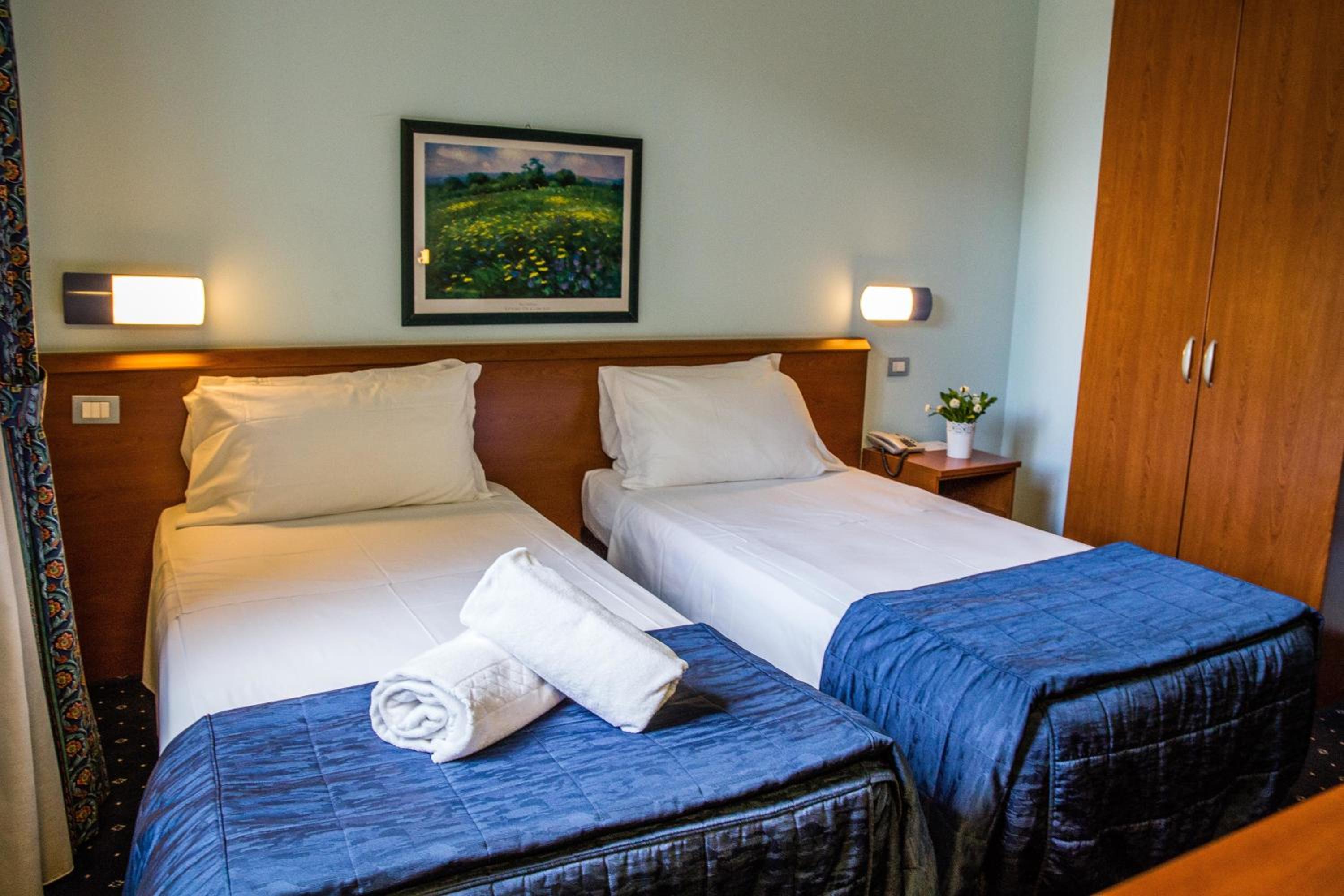 Twin Room - Photo 13