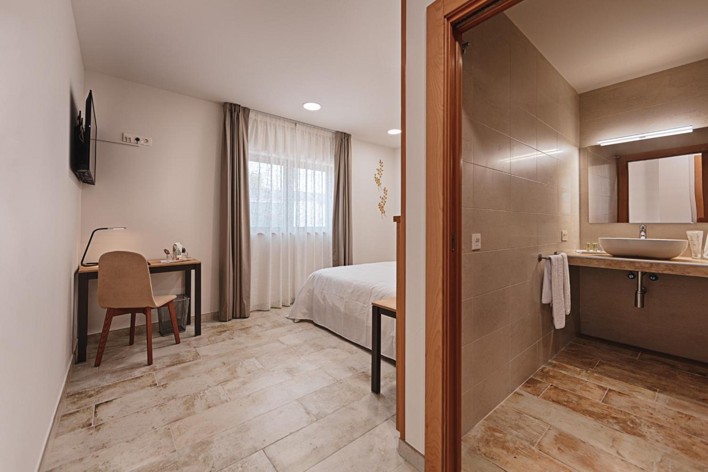 Double Room - Photo 5