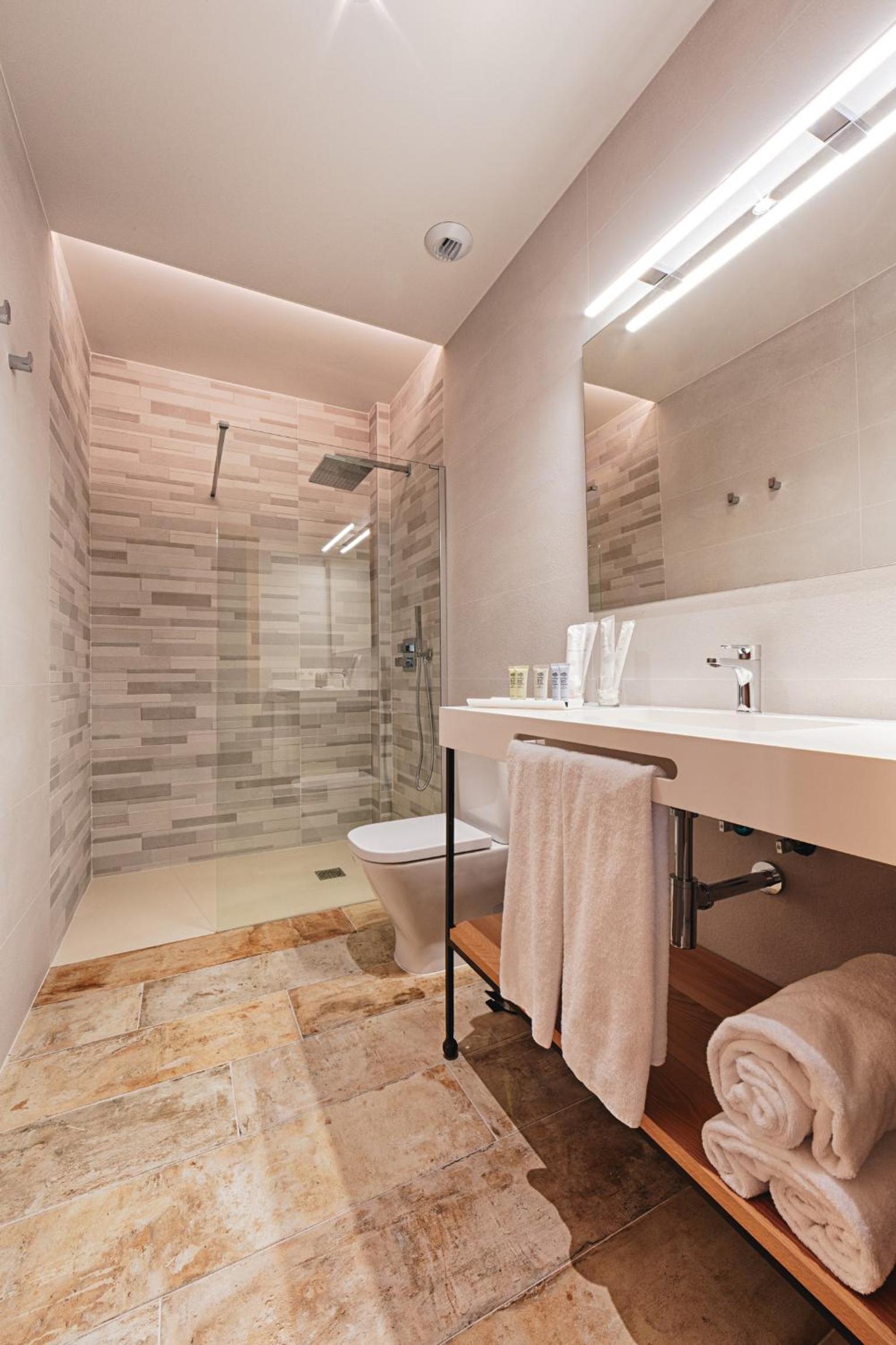 Family Room with Private Bathroom - Photo 5