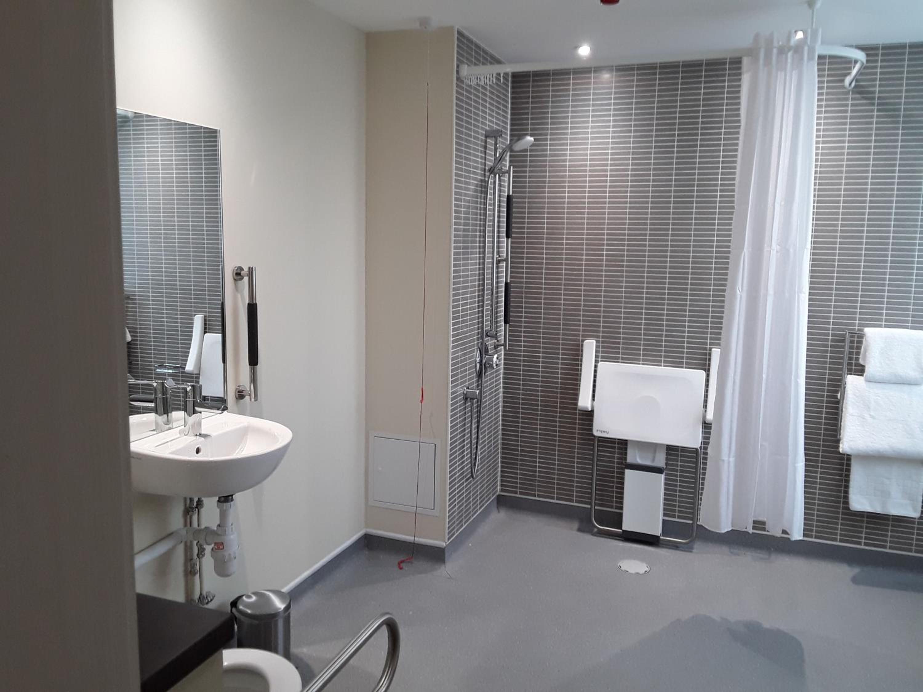 Standard Double Room - Disability Access - Photo 4