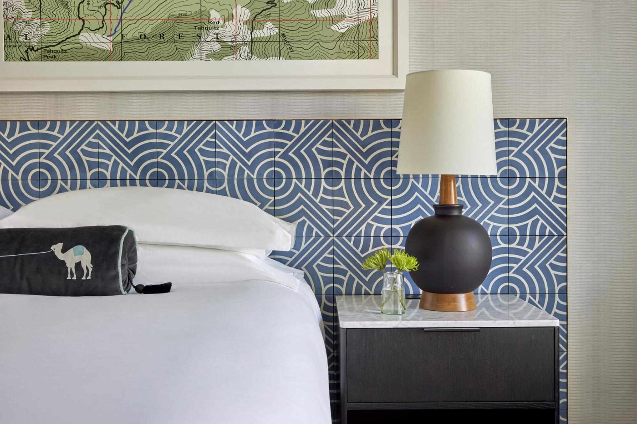 Premium King Room with Valley View thumbnail 5