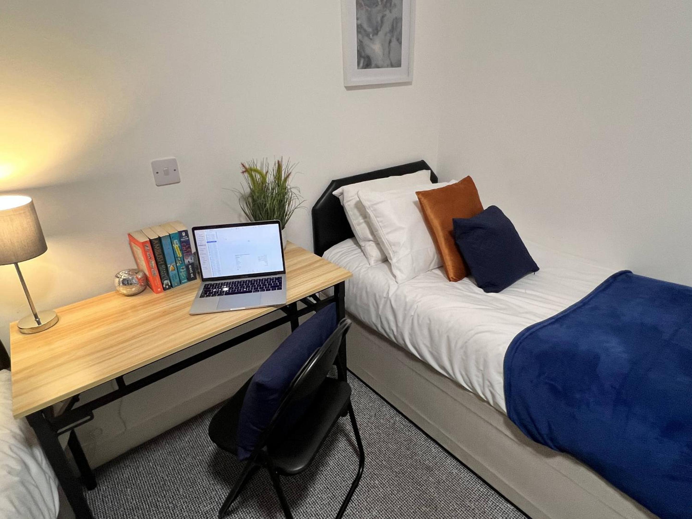 Single Room with Private Bathroom photo 3