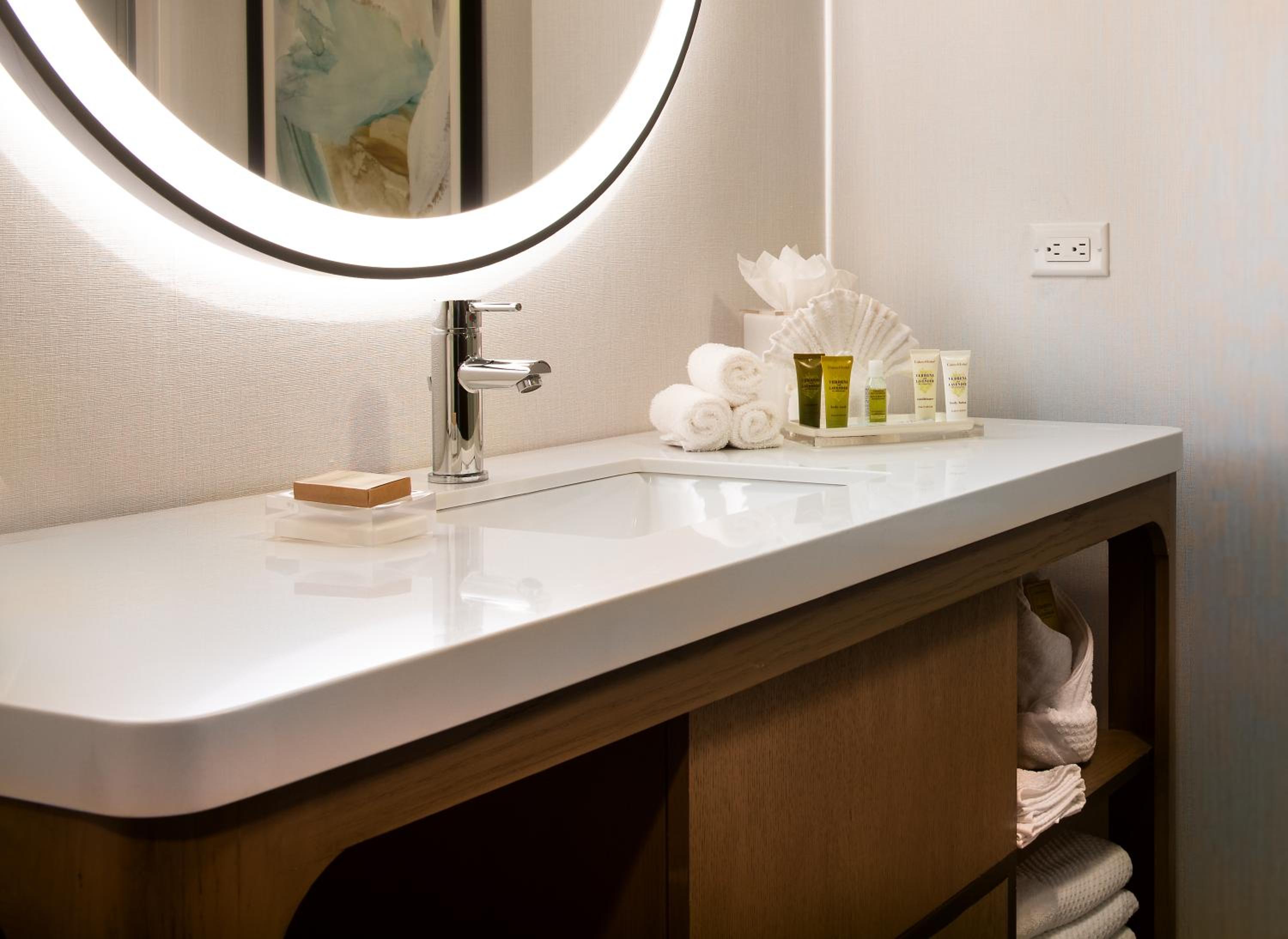 King Room with Roll-In Shower - Mobility/Hearing Accessible - Photo 5