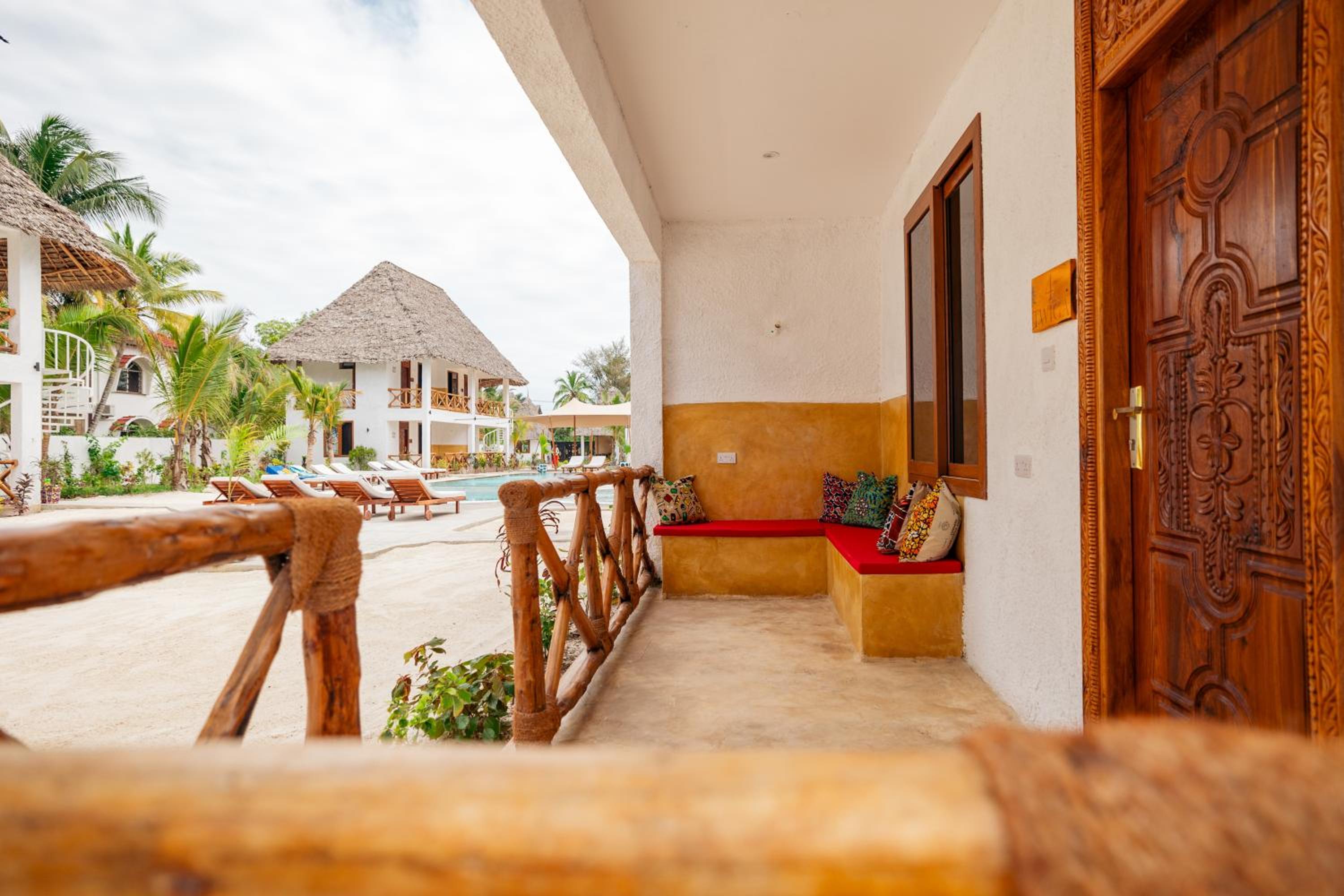 Triple Room with Pool View - Photo 3