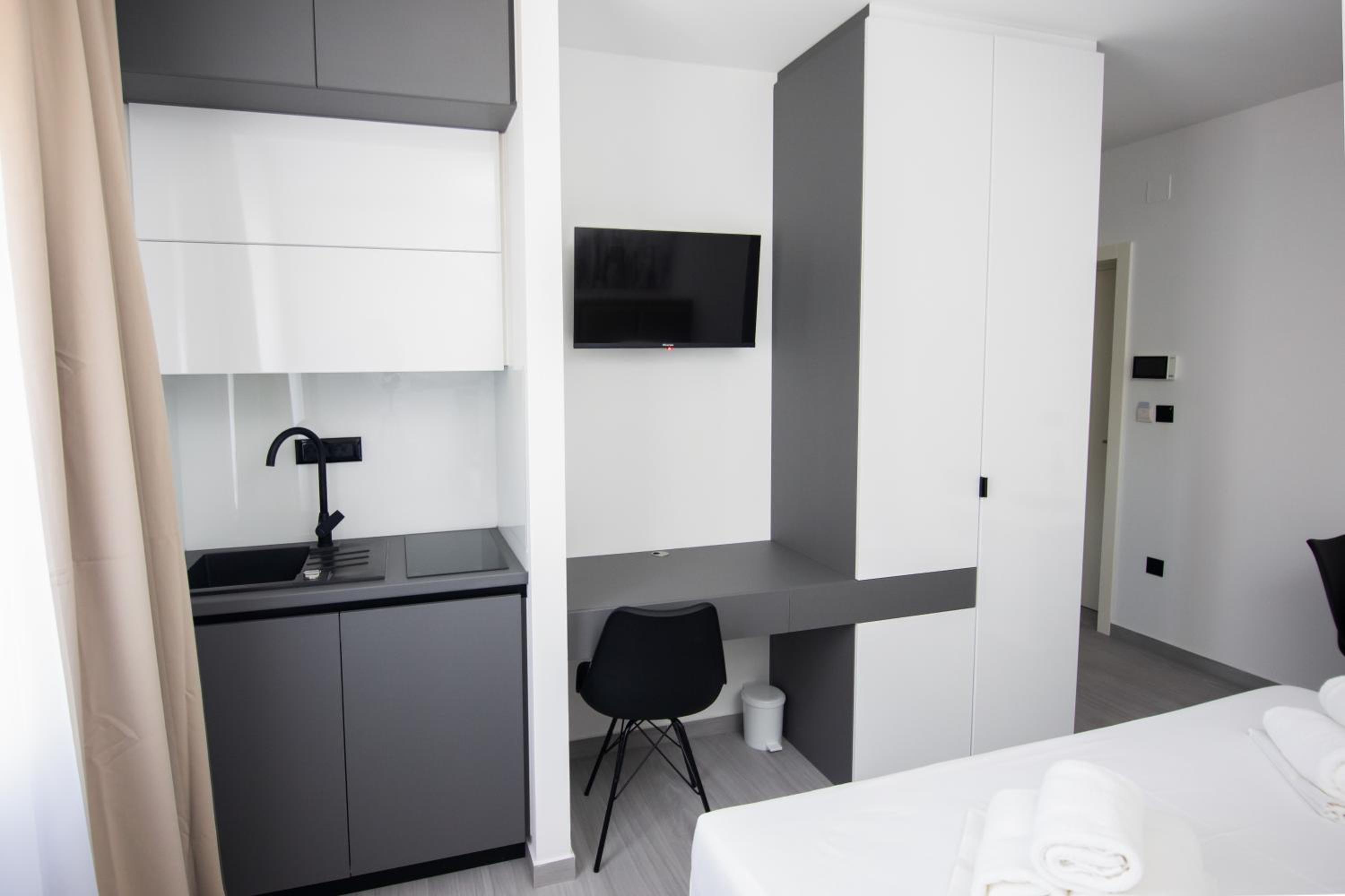 One-Bedroom Apartment photo 1