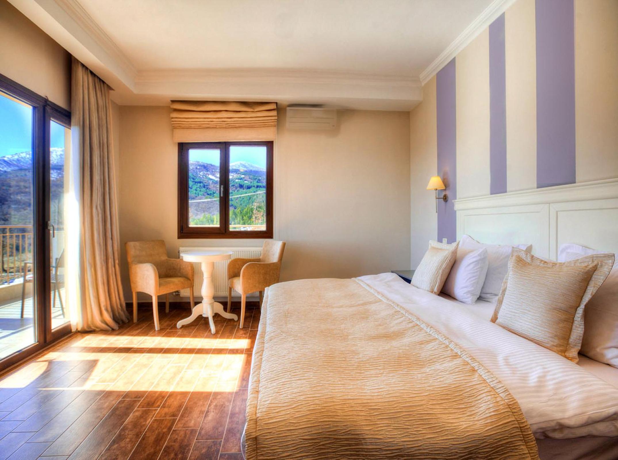 Double or Twin Room with Lake View - Photo 6