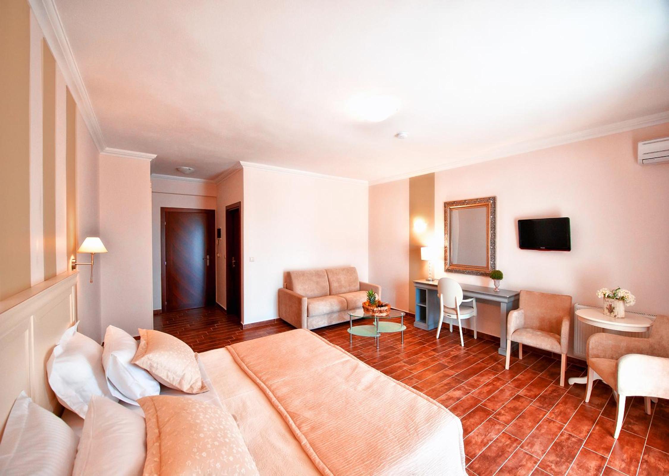 Deluxe Suite with Lake View - Photo 7