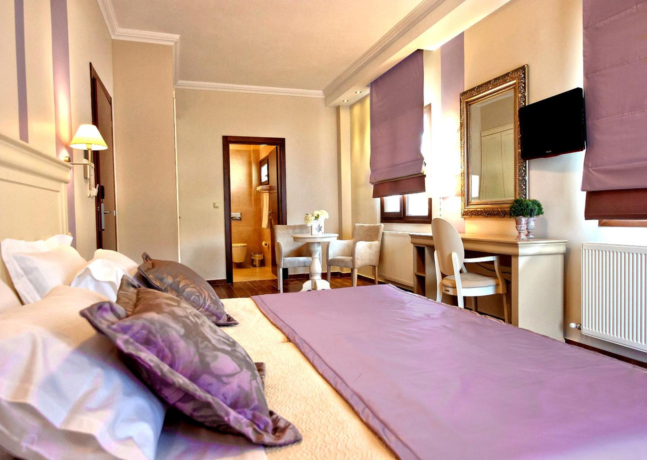 Double or Twin Room with Lake View - Photo 8