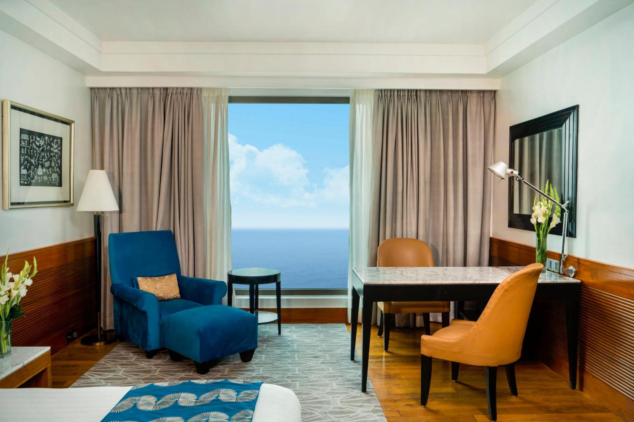 Premium King Room with Sea View - Photo 9