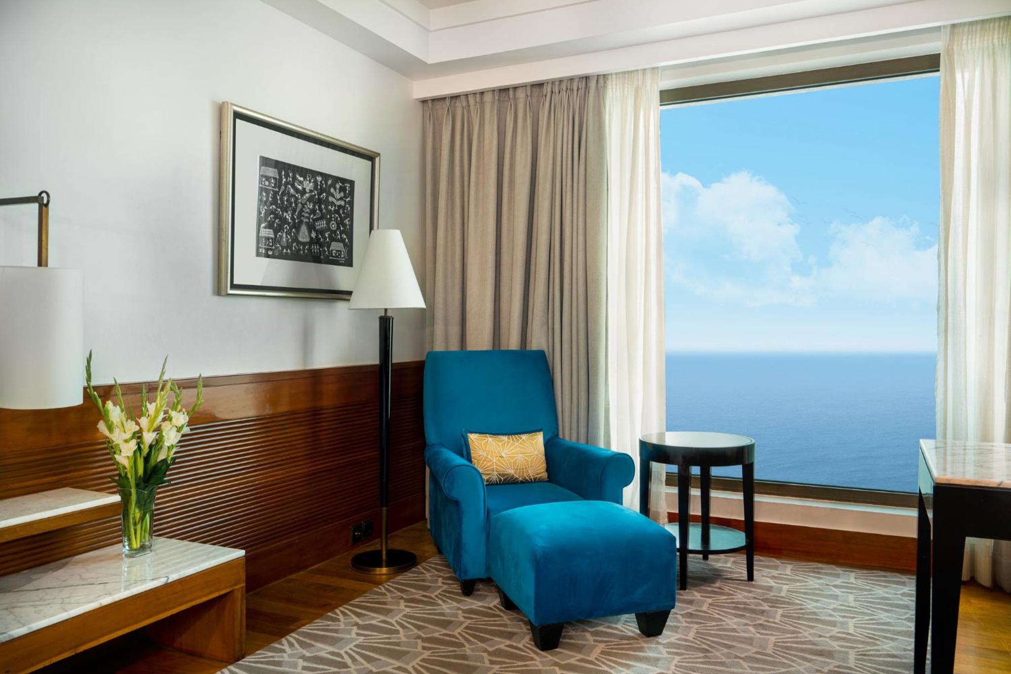 Premium King Room with Sea View - Photo 11