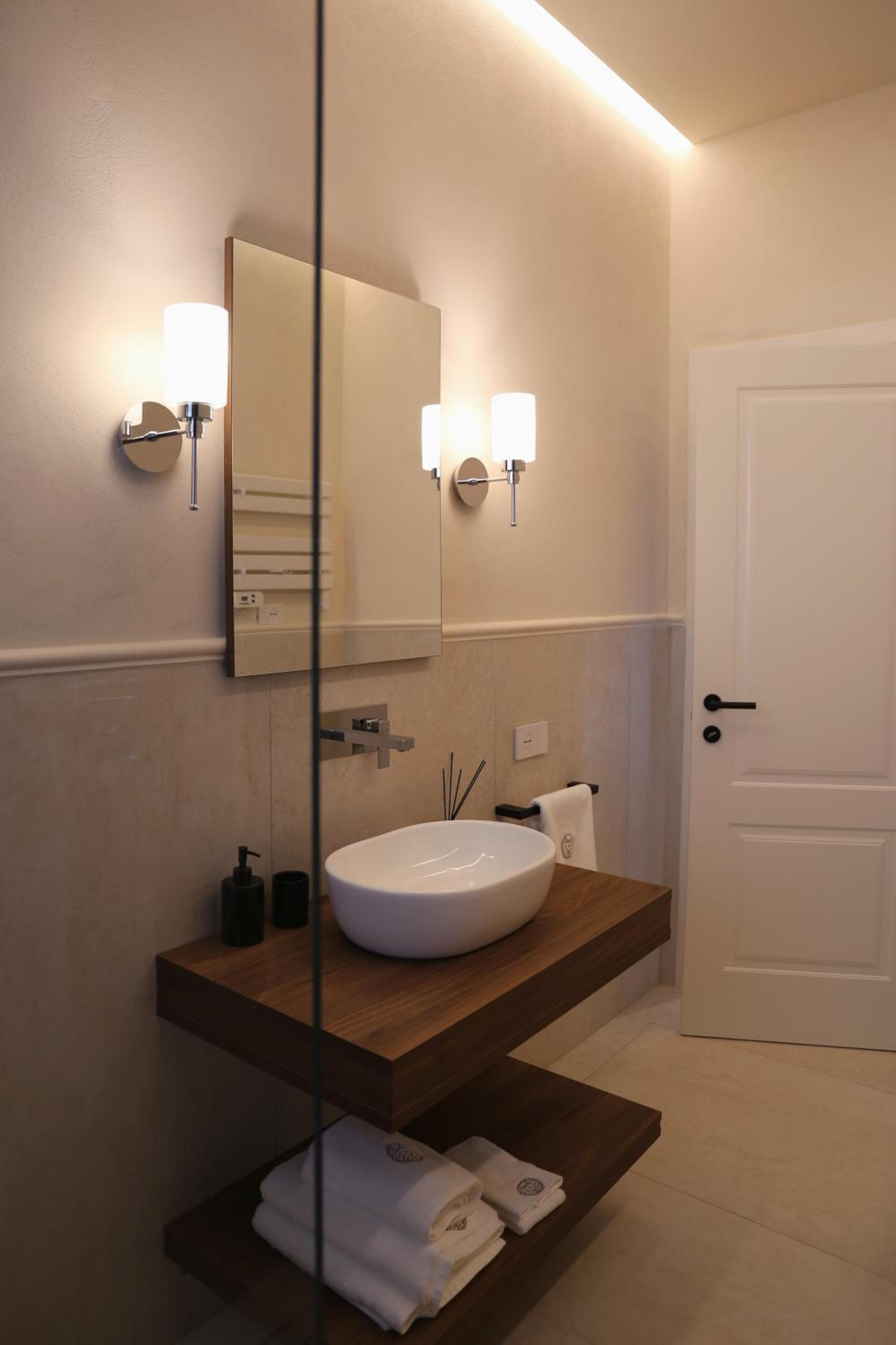 Queen Room with Pool View - Photo 4