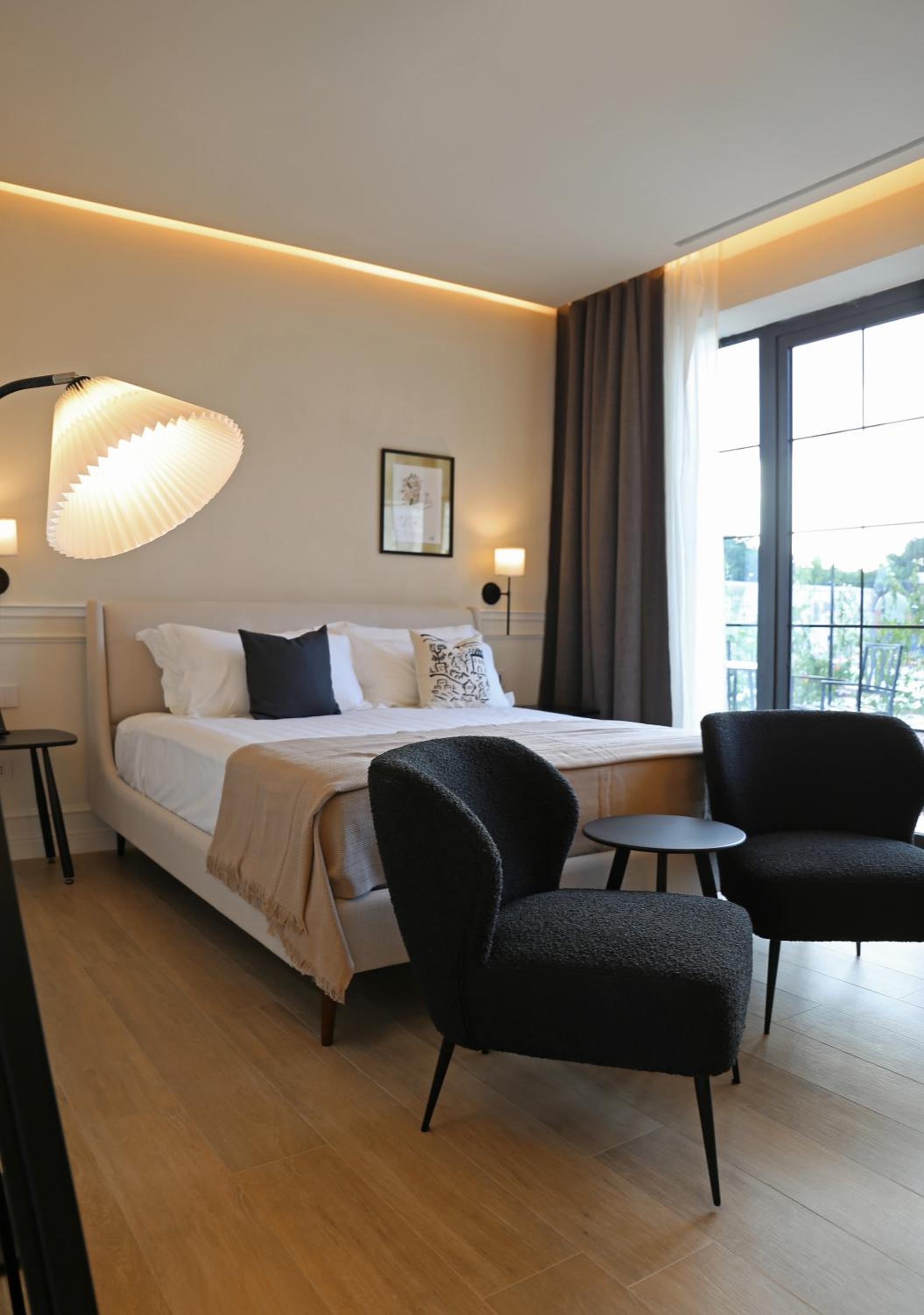 Queen Room with Pool View - Photo 5