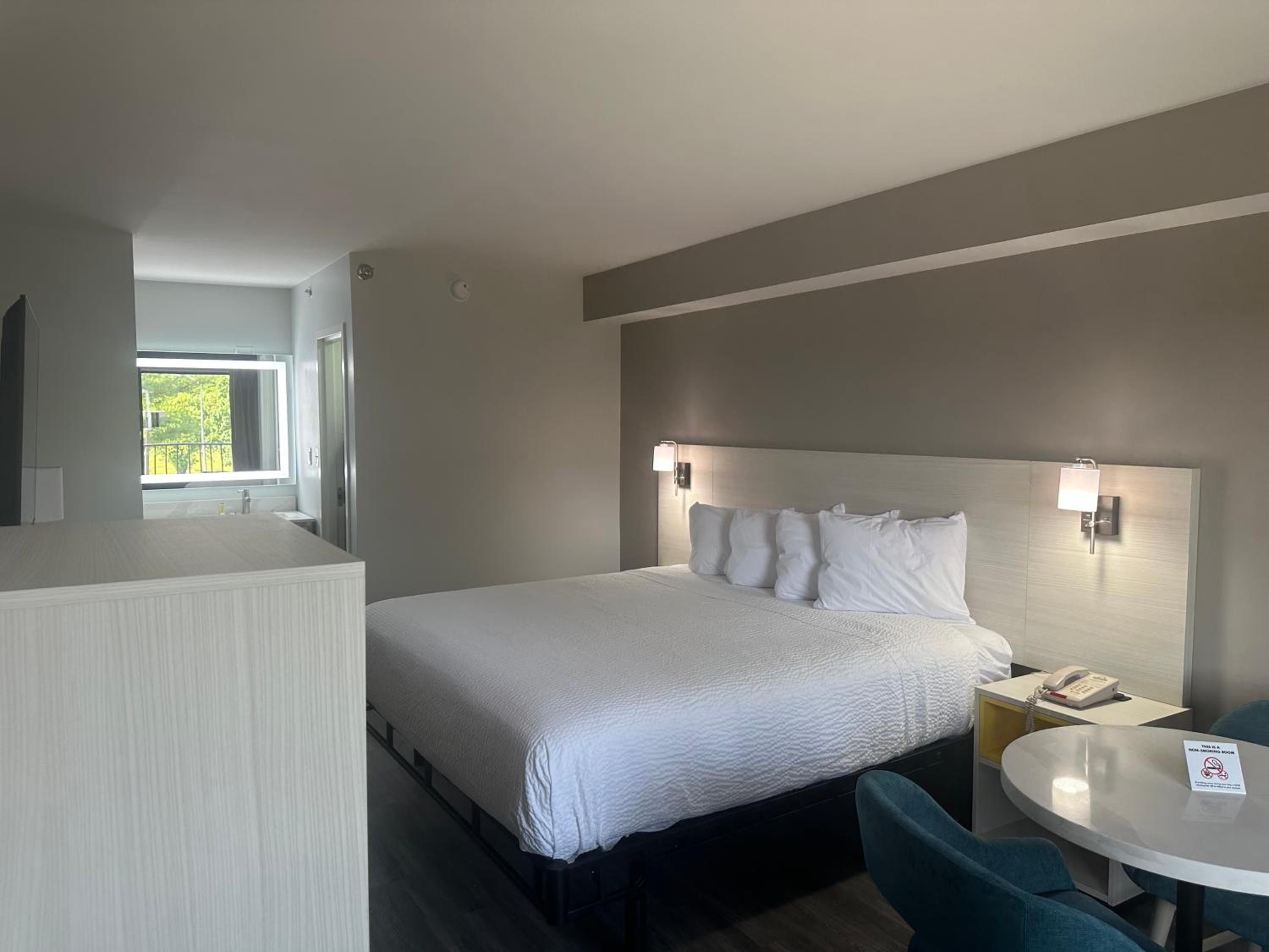 Deluxe King Room - Non-Smoking - Photo 5