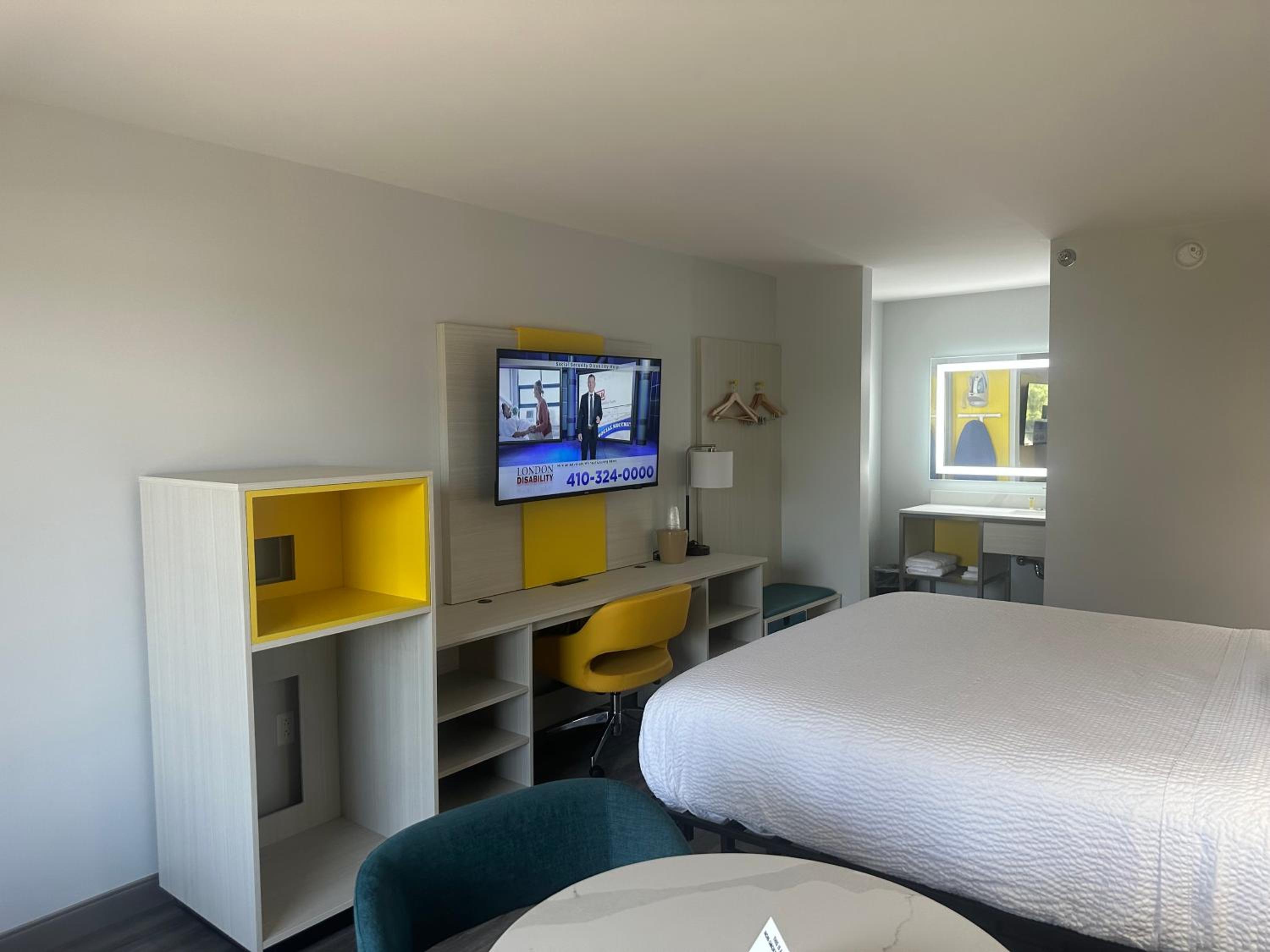 Deluxe King Room - Non-Smoking - Photo 2