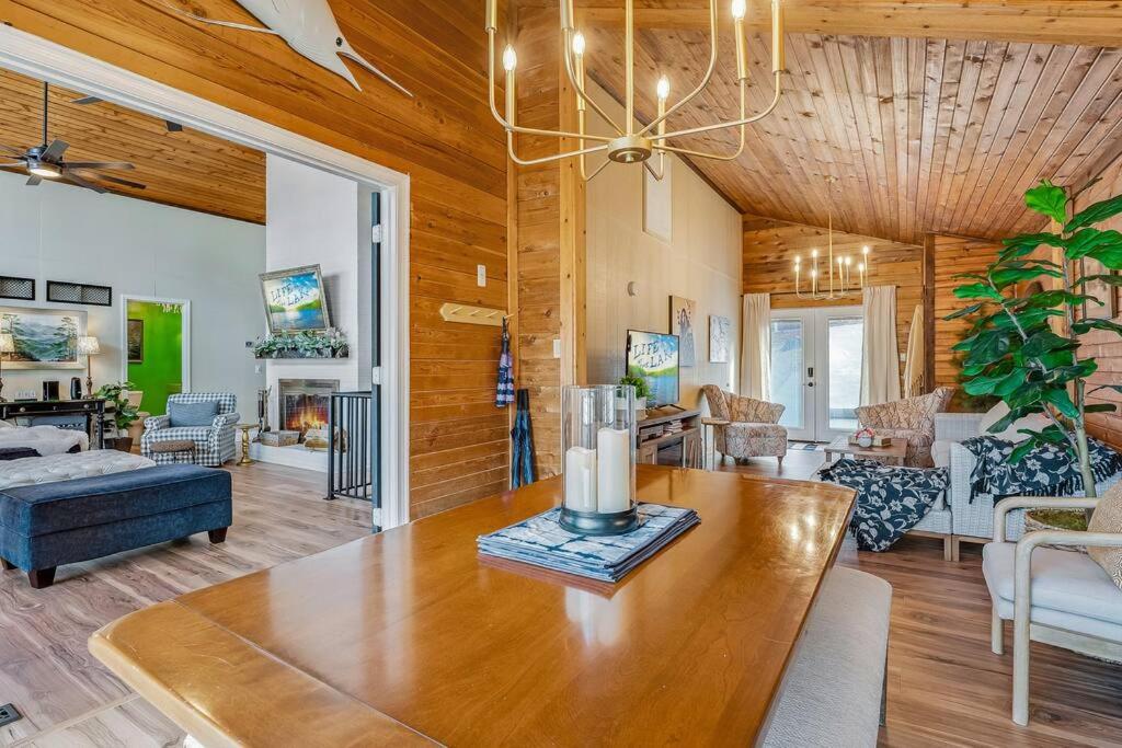 Six-Bedroom House photo 3