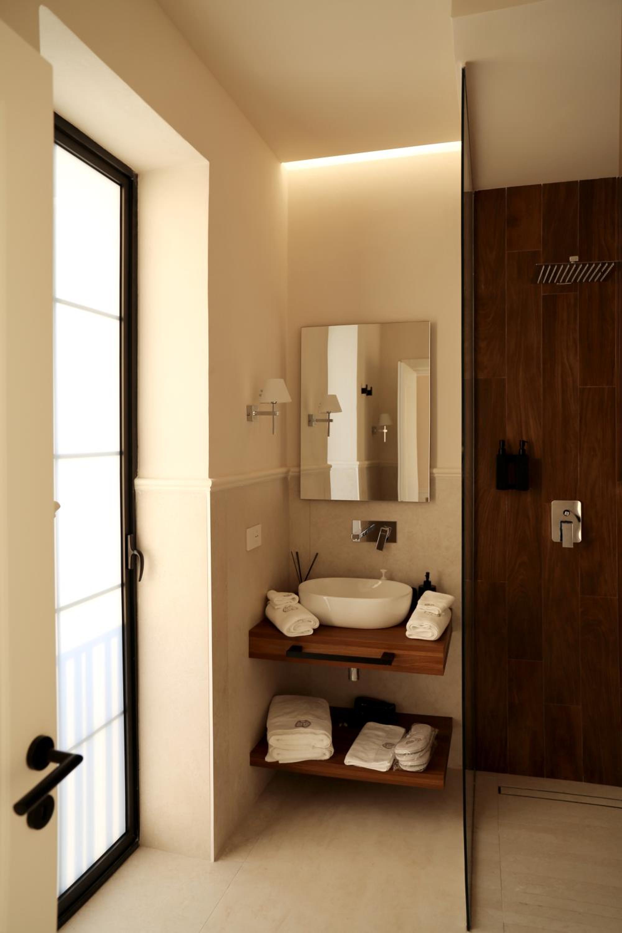 Queen Suite with Pool View - Photo 3