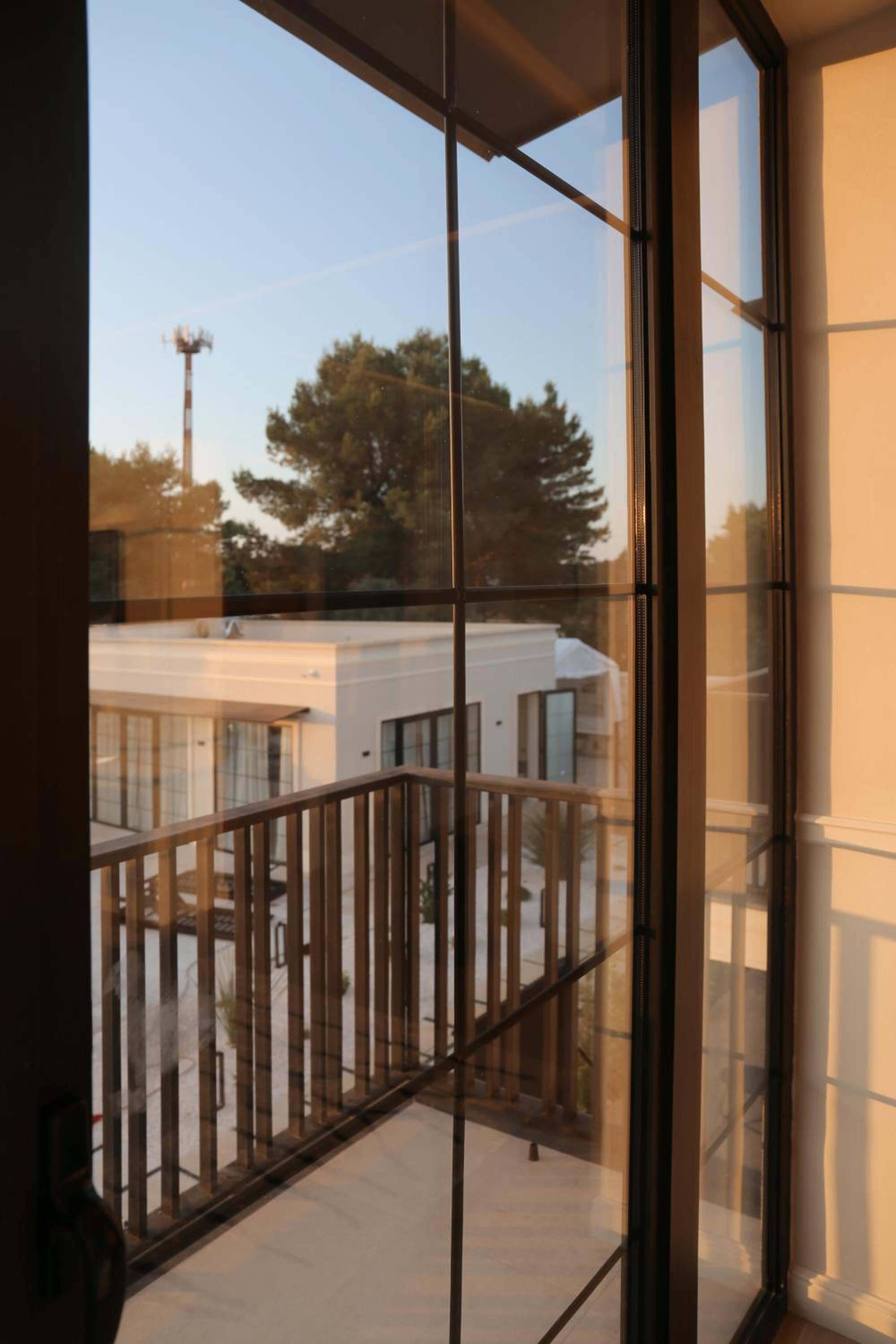 Queen Suite with Pool View - Photo 2