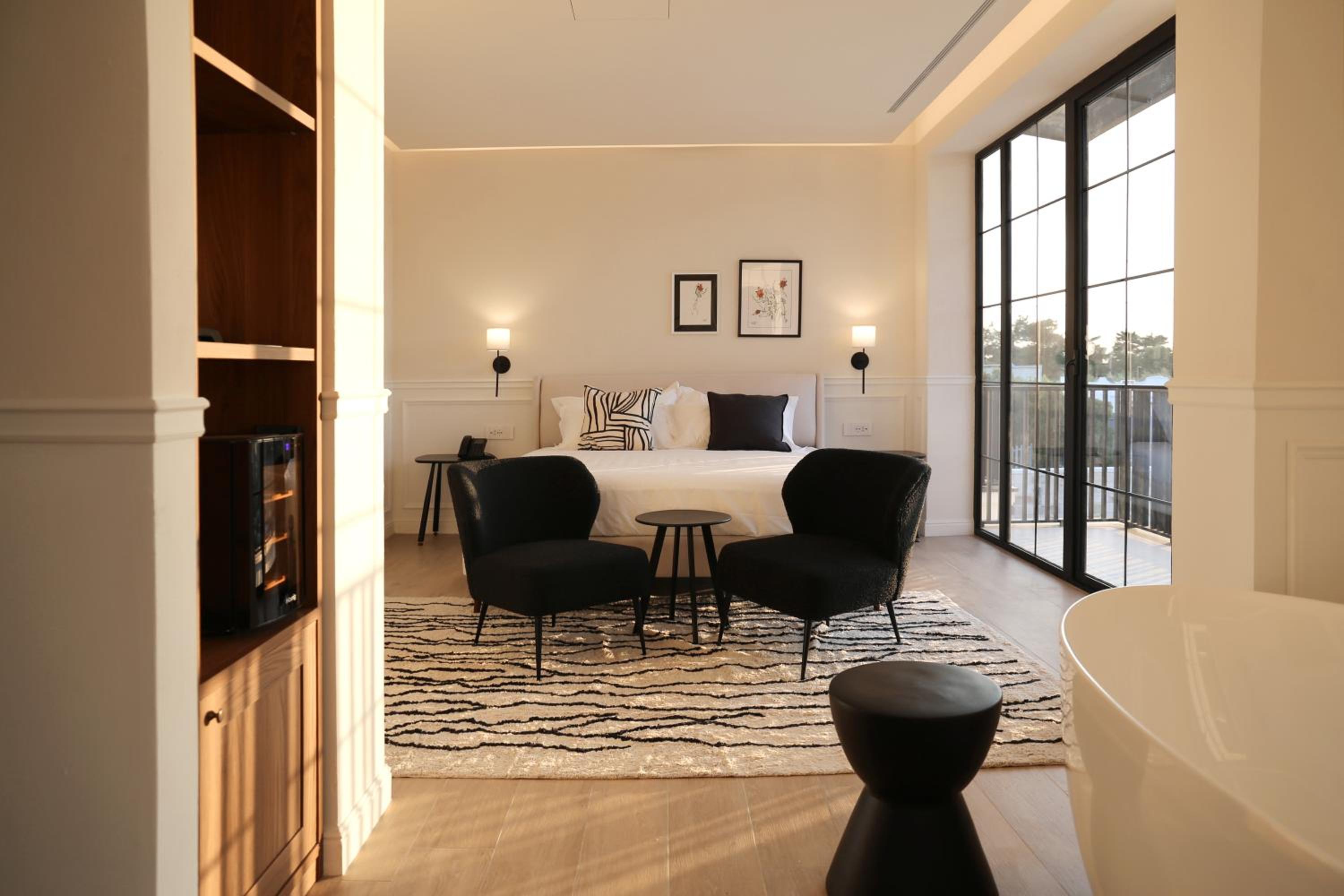 Queen Suite with Pool View - Photo 4