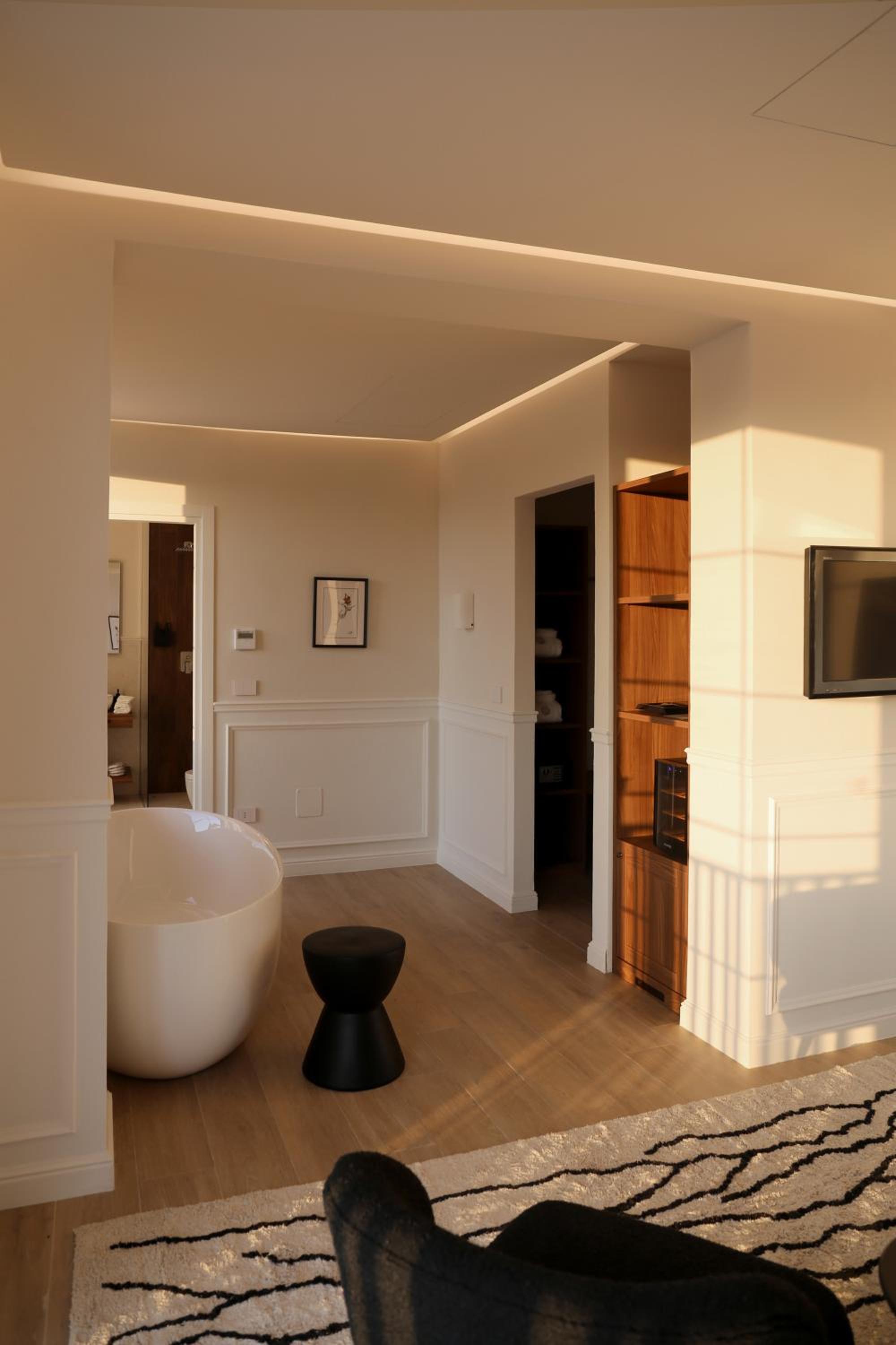 Queen Suite with Pool View - Photo 1
