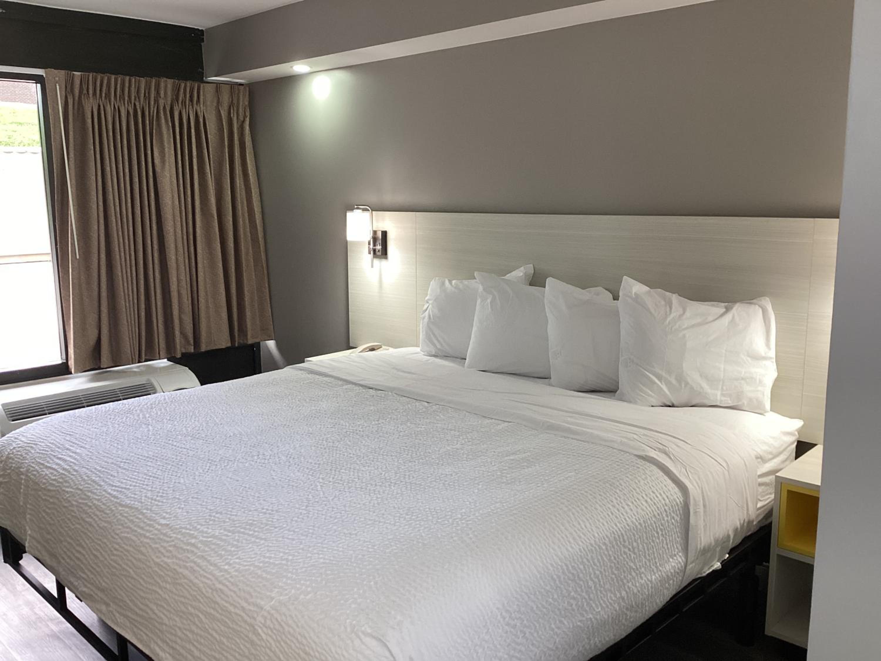 King Room with Bath Tub - Mobility Accessible/Non-Smoking - Photo 2