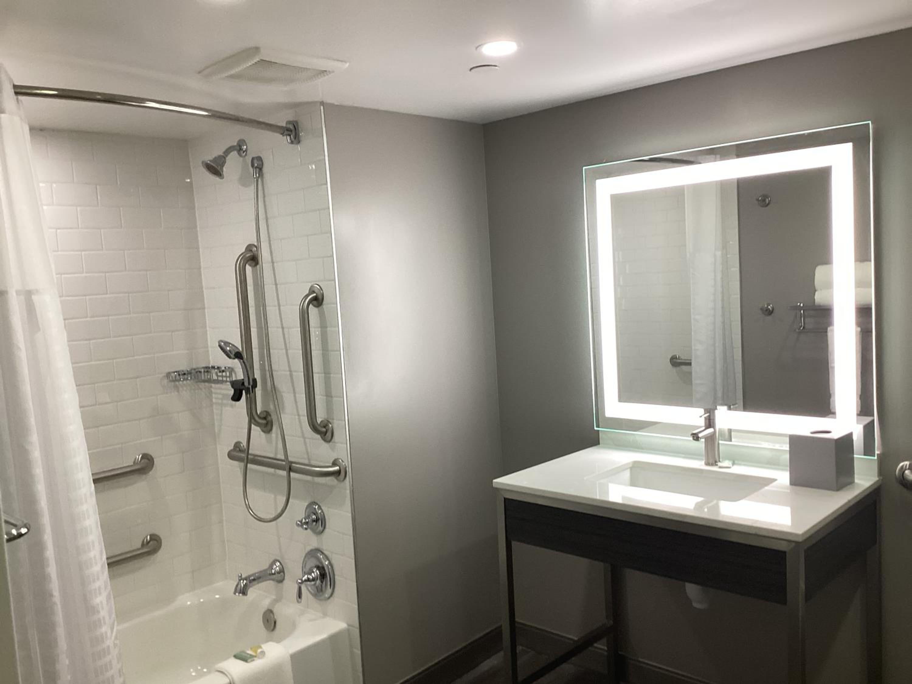 King Room with Bath Tub - Mobility Accessible/Non-Smoking - Photo 3