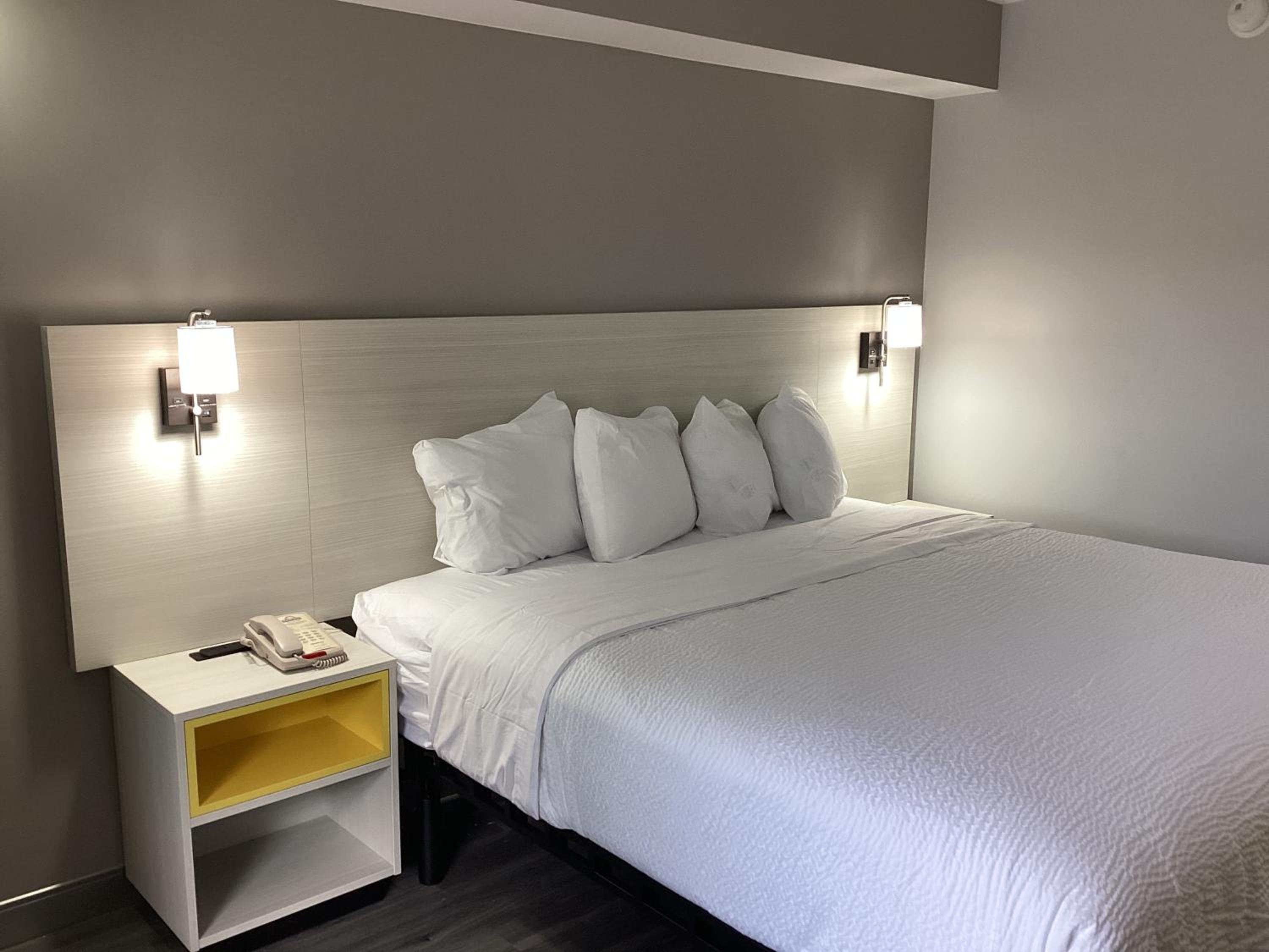 King Room with Roll-in Shower - Mobility Access/Non-Smoking - Photo 5