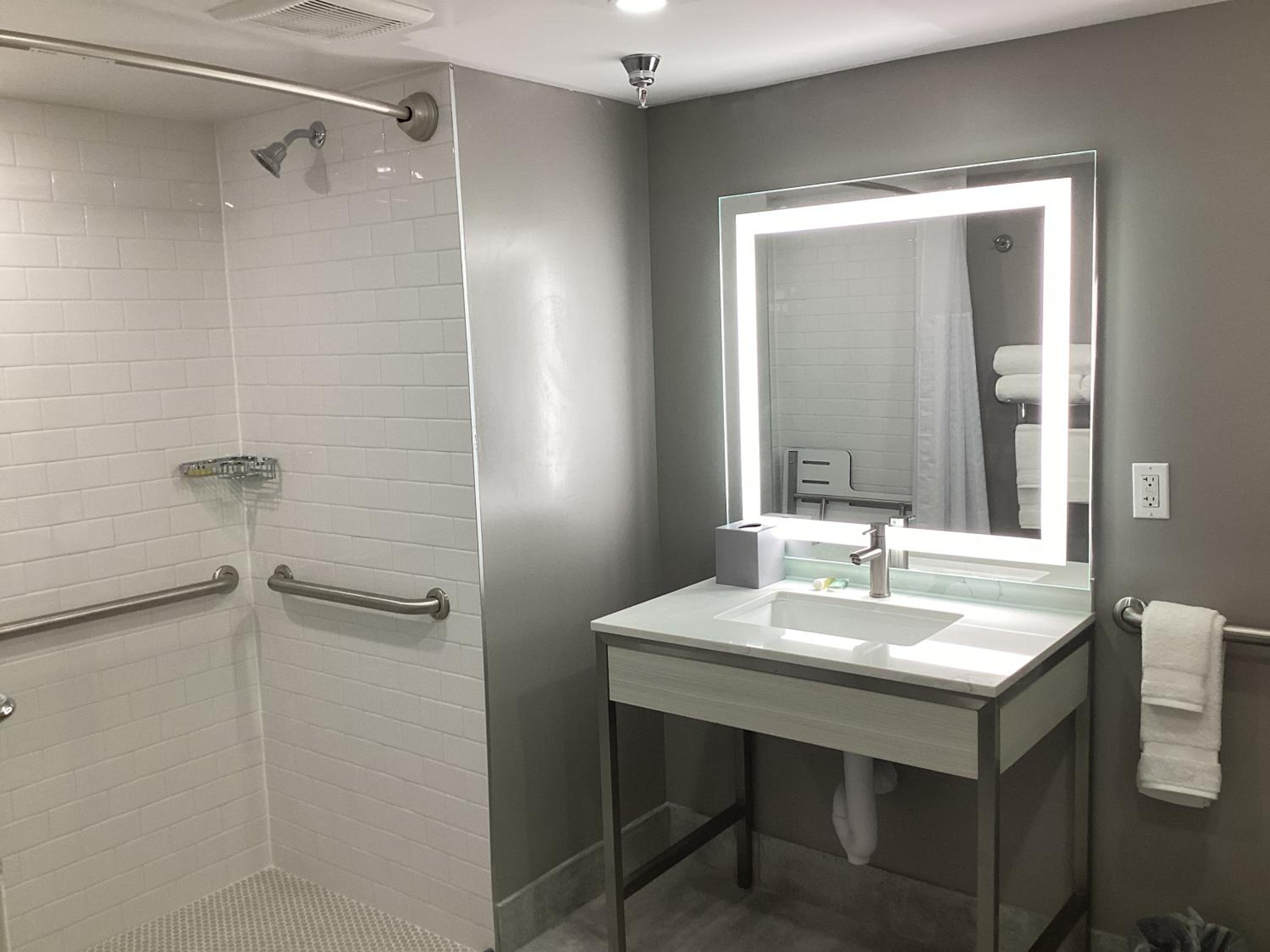 Double Room with Two Double Beds and Roll-in Shower - Mobility Access/Non-Smoking - Photo 2