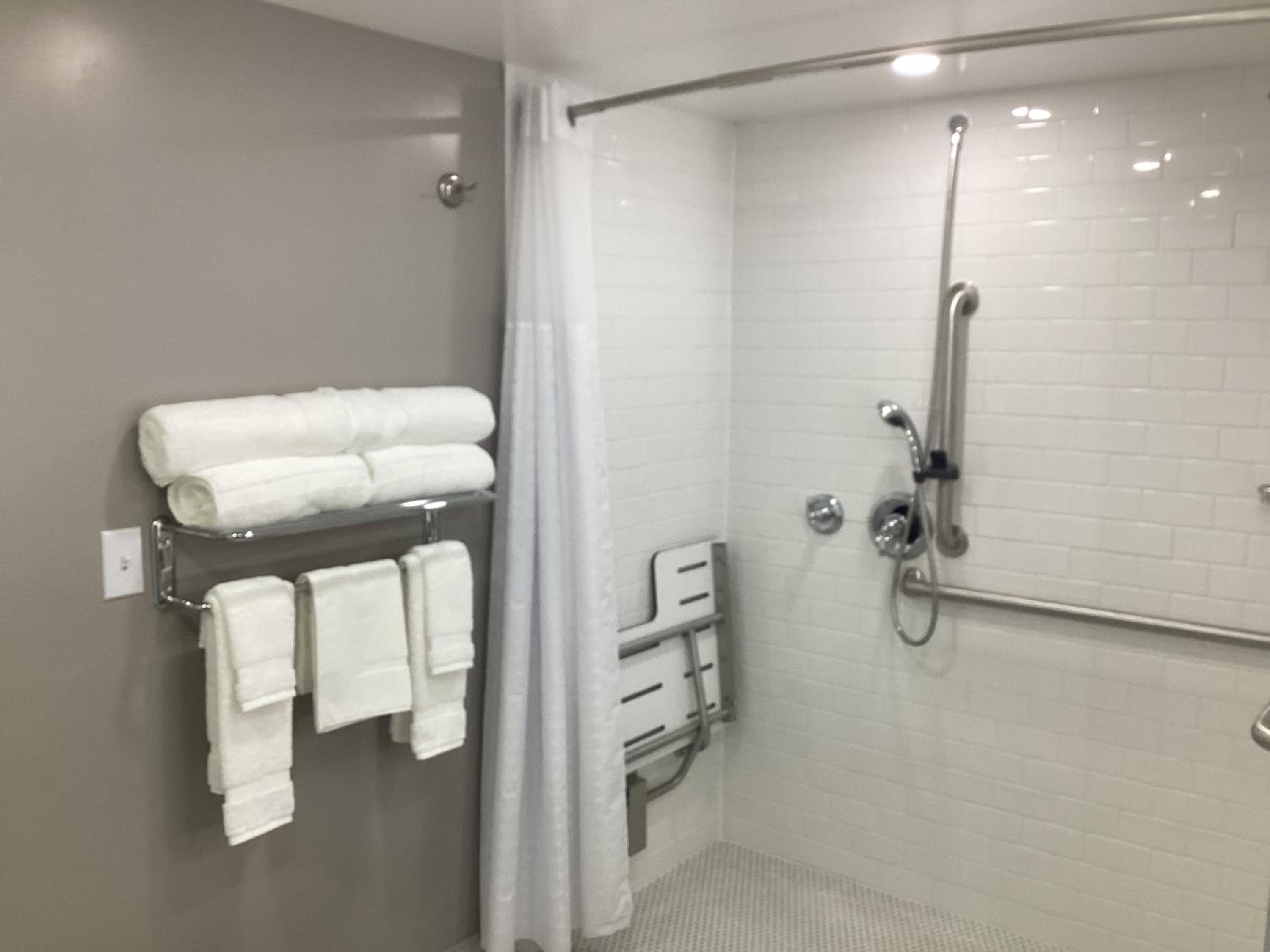 Double Room with Two Double Beds and Roll-in Shower - Mobility Access/Non-Smoking - Photo 3