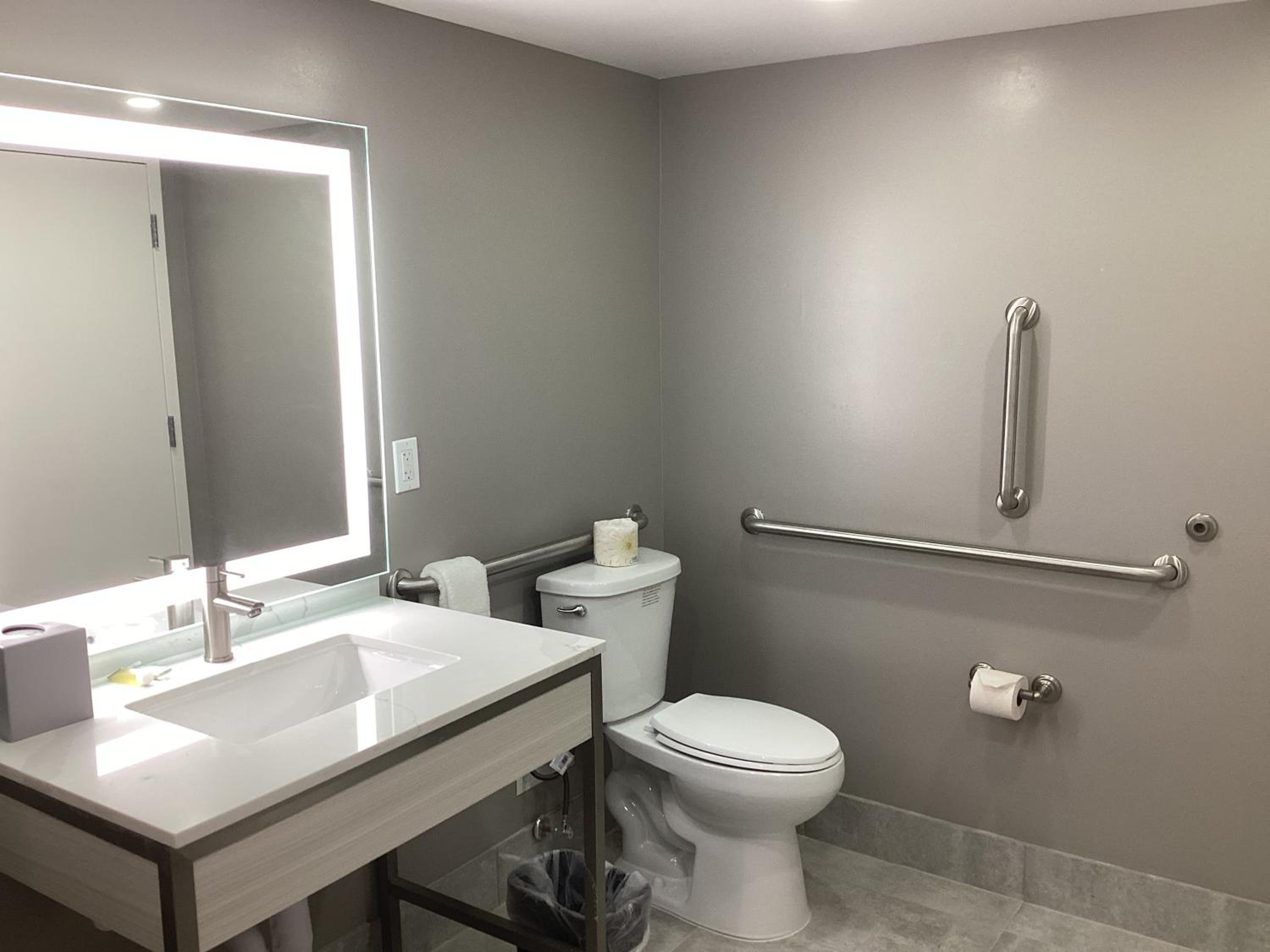 Double Room with Two Double Beds and Roll-in Shower - Mobility Access/Non-Smoking - Photo 4